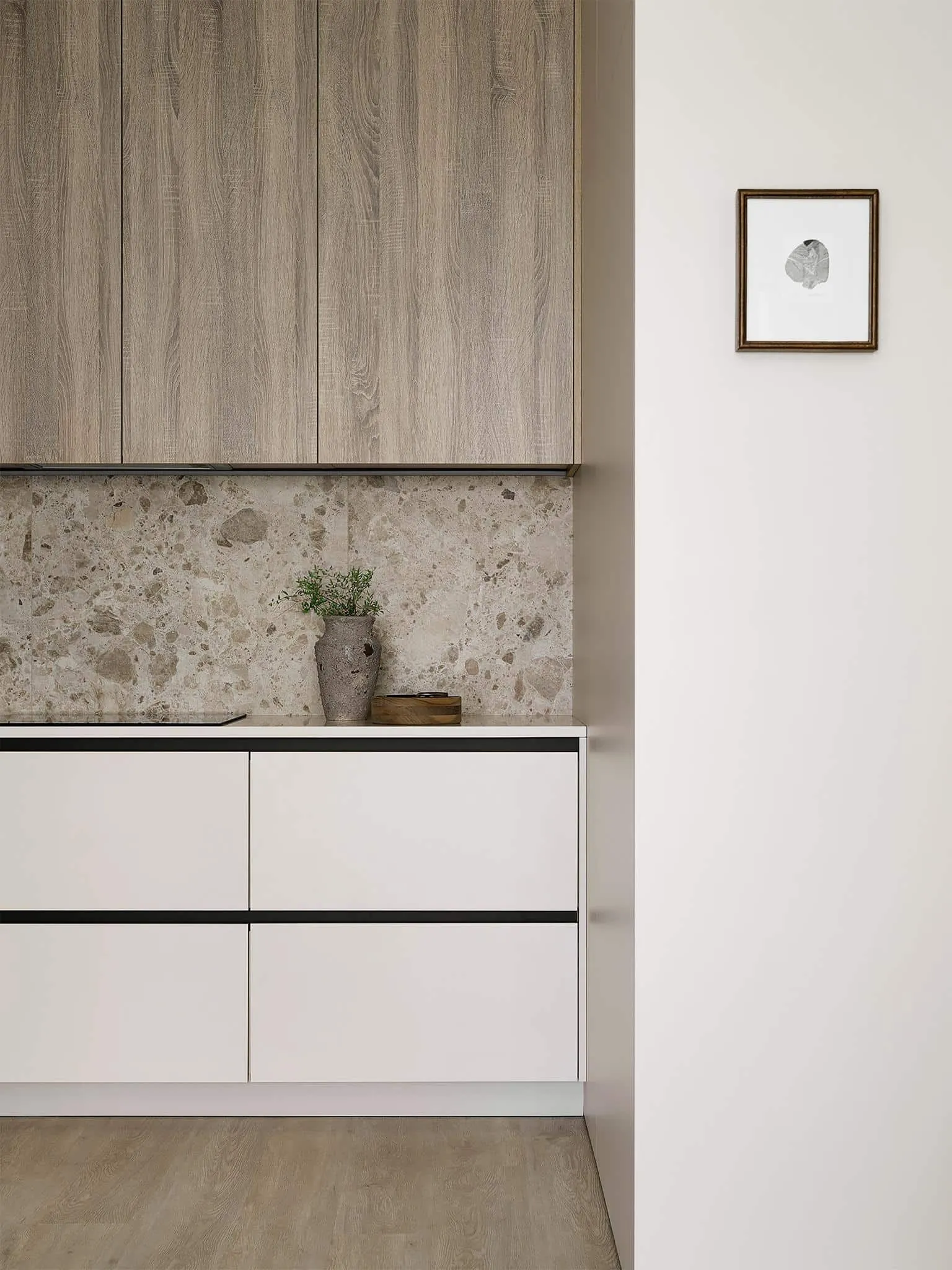 现代米色厨房的全景图，配有木质柜体和纹理底板。