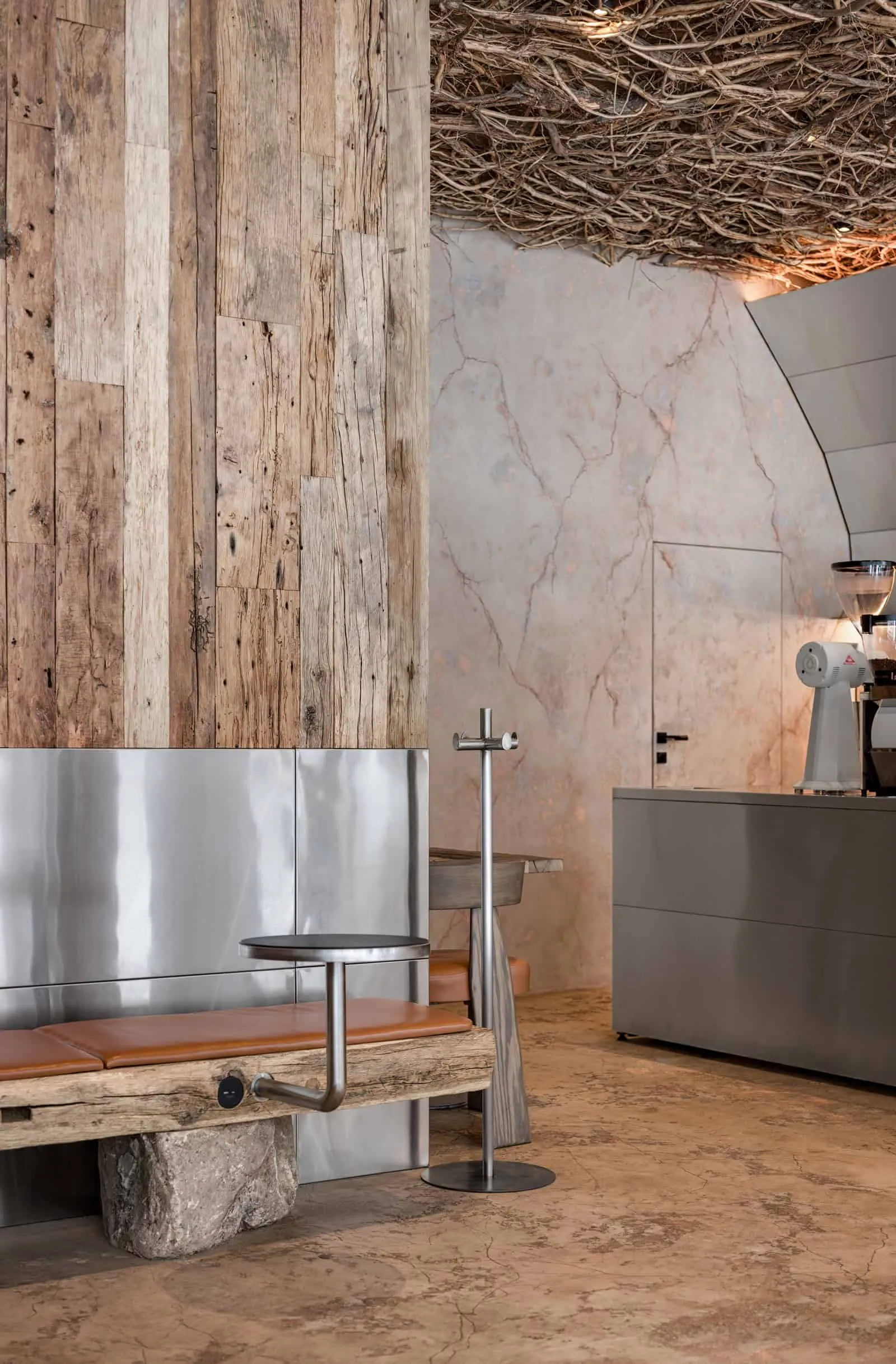 具有有机设计、天然纹理和中性色调的现代咖啡馆内饰