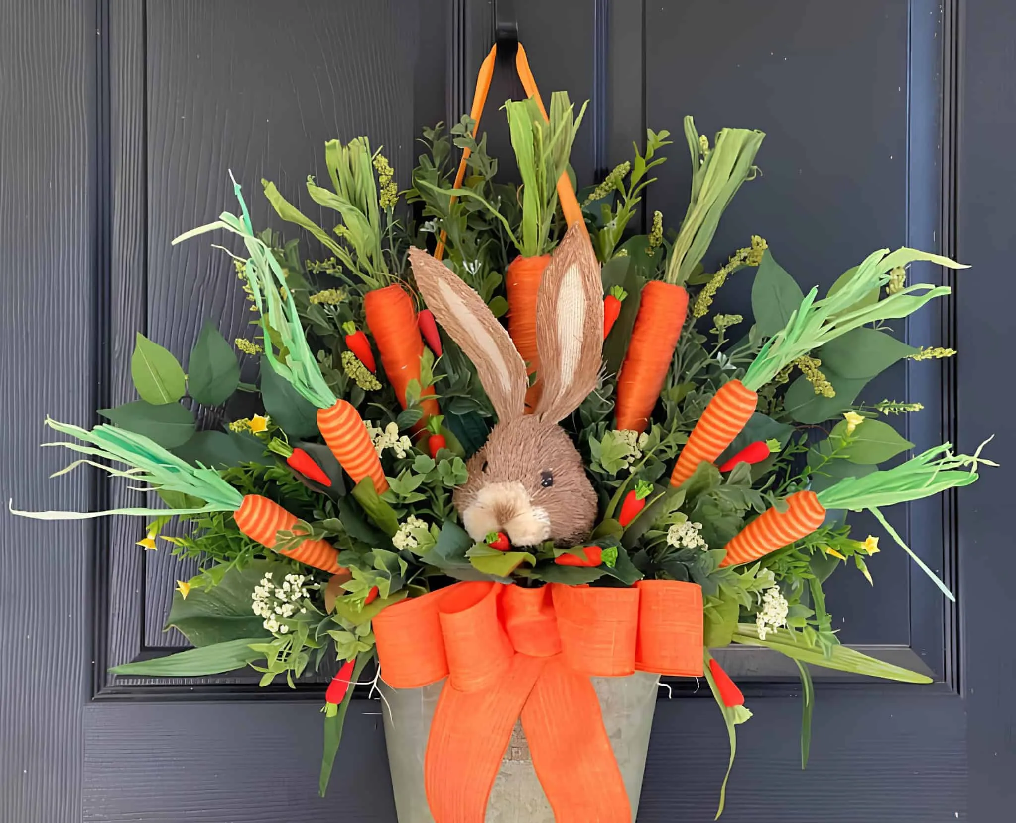 复活节门饰，配有水桶胡萝卜、绿叶和中心兔子