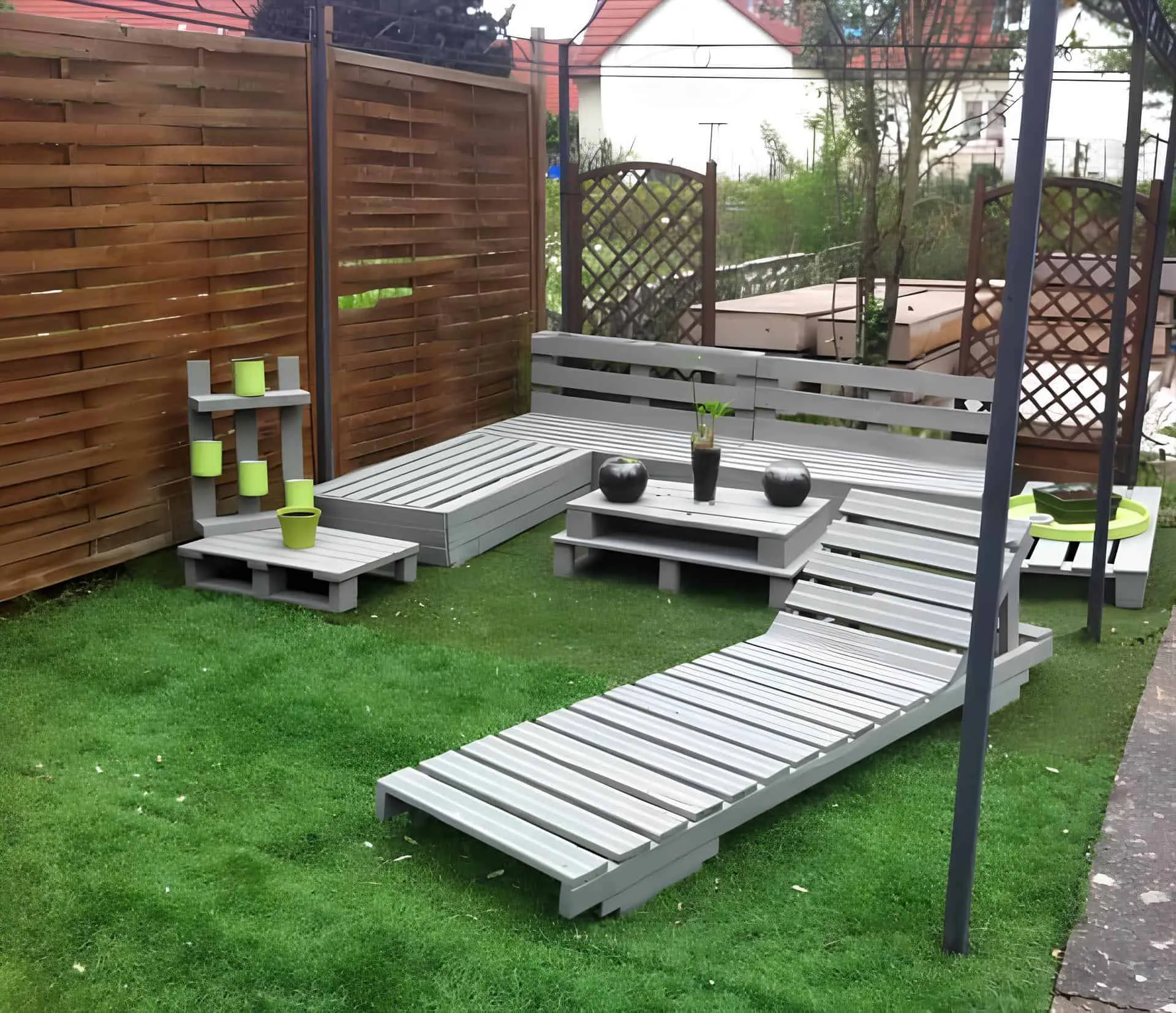 由托盘制成的协调灰色花园家具，包括躺椅、长凳和装饰品