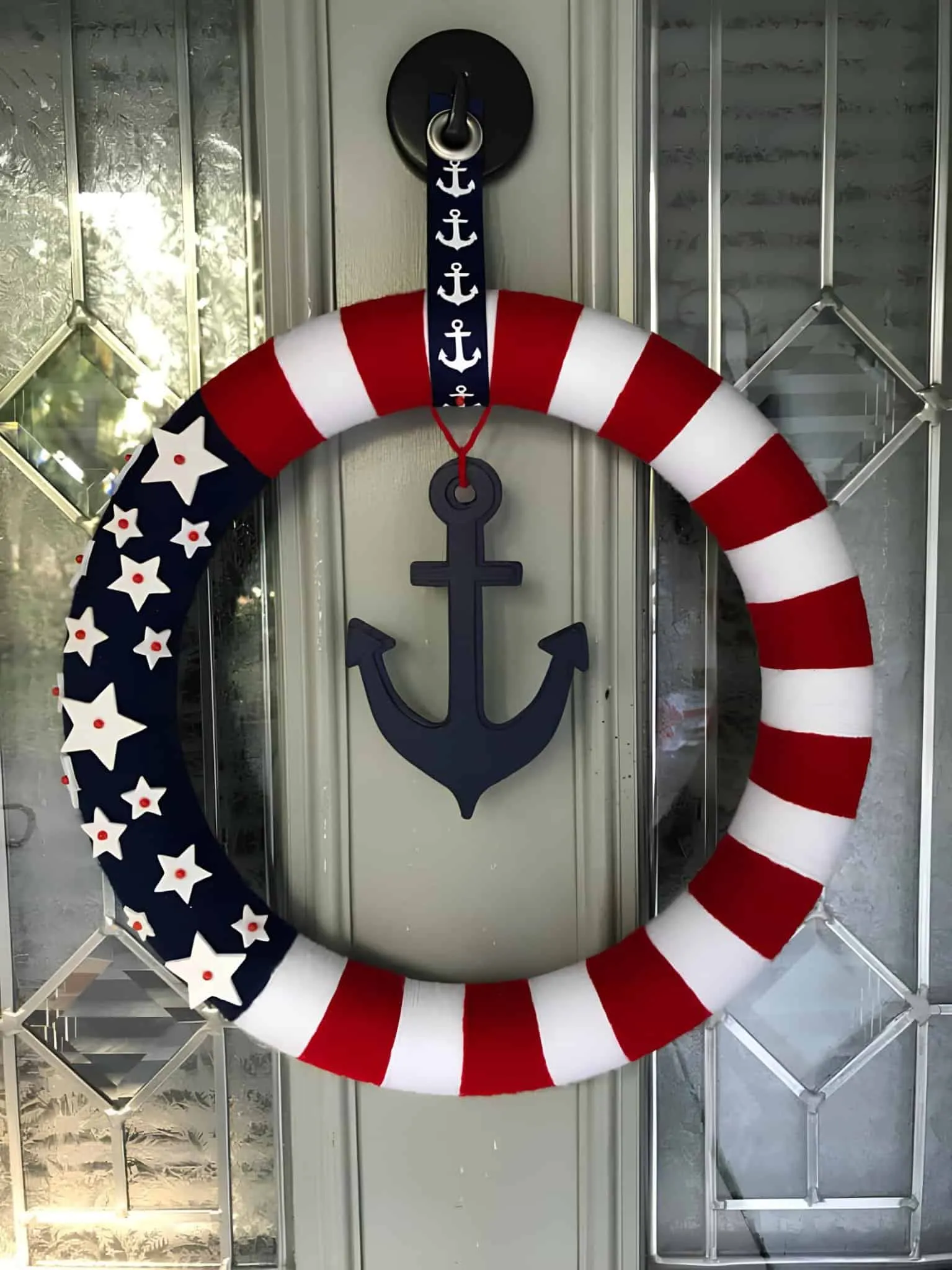 海主题门面花环，配有锚和美国国旗丝带设计