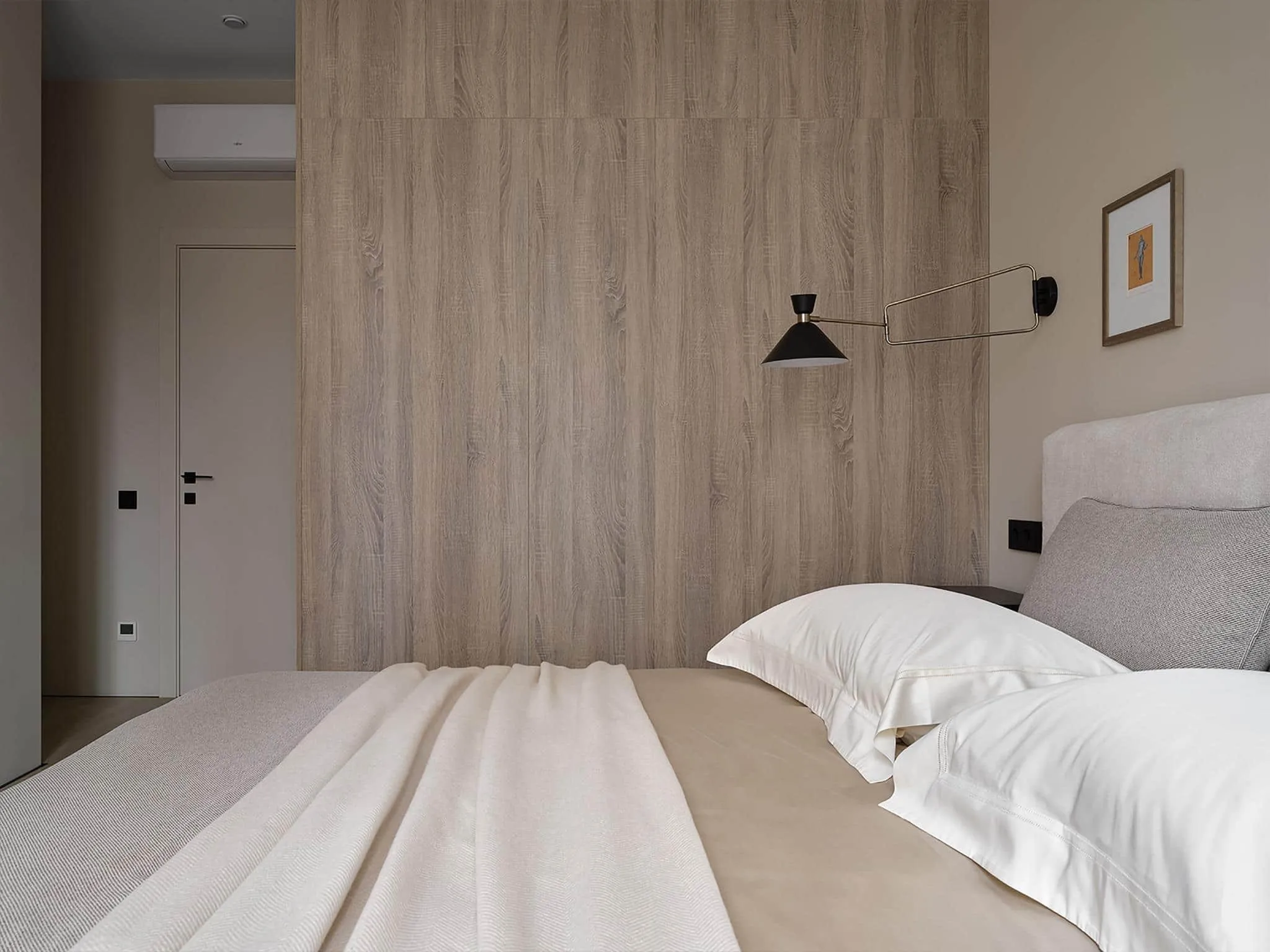 配有木质墙面和现代照明的米色卧室。