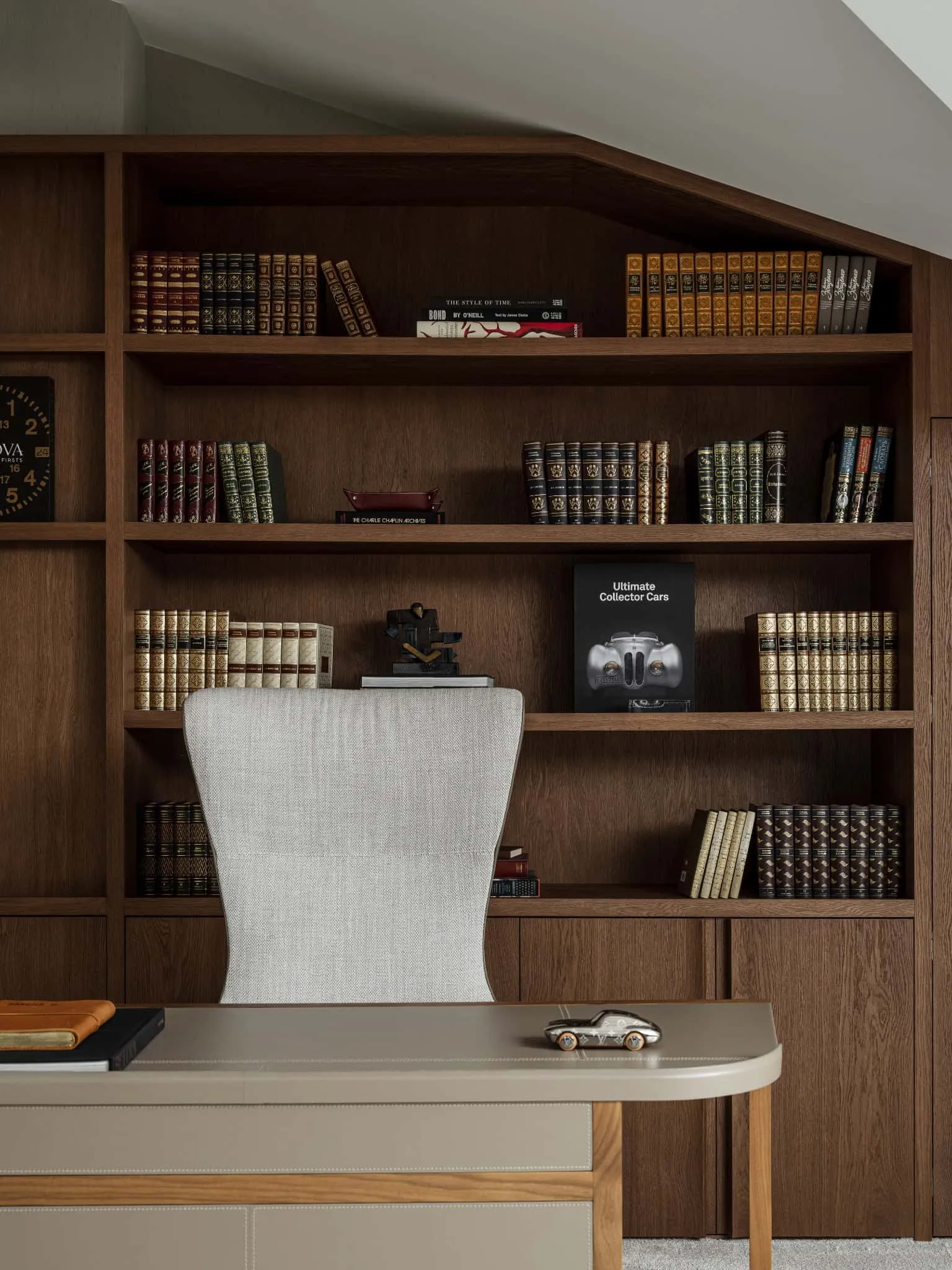 Сучасна ванна кімната з великим круглим дзеркалом і підвісною раковиною.