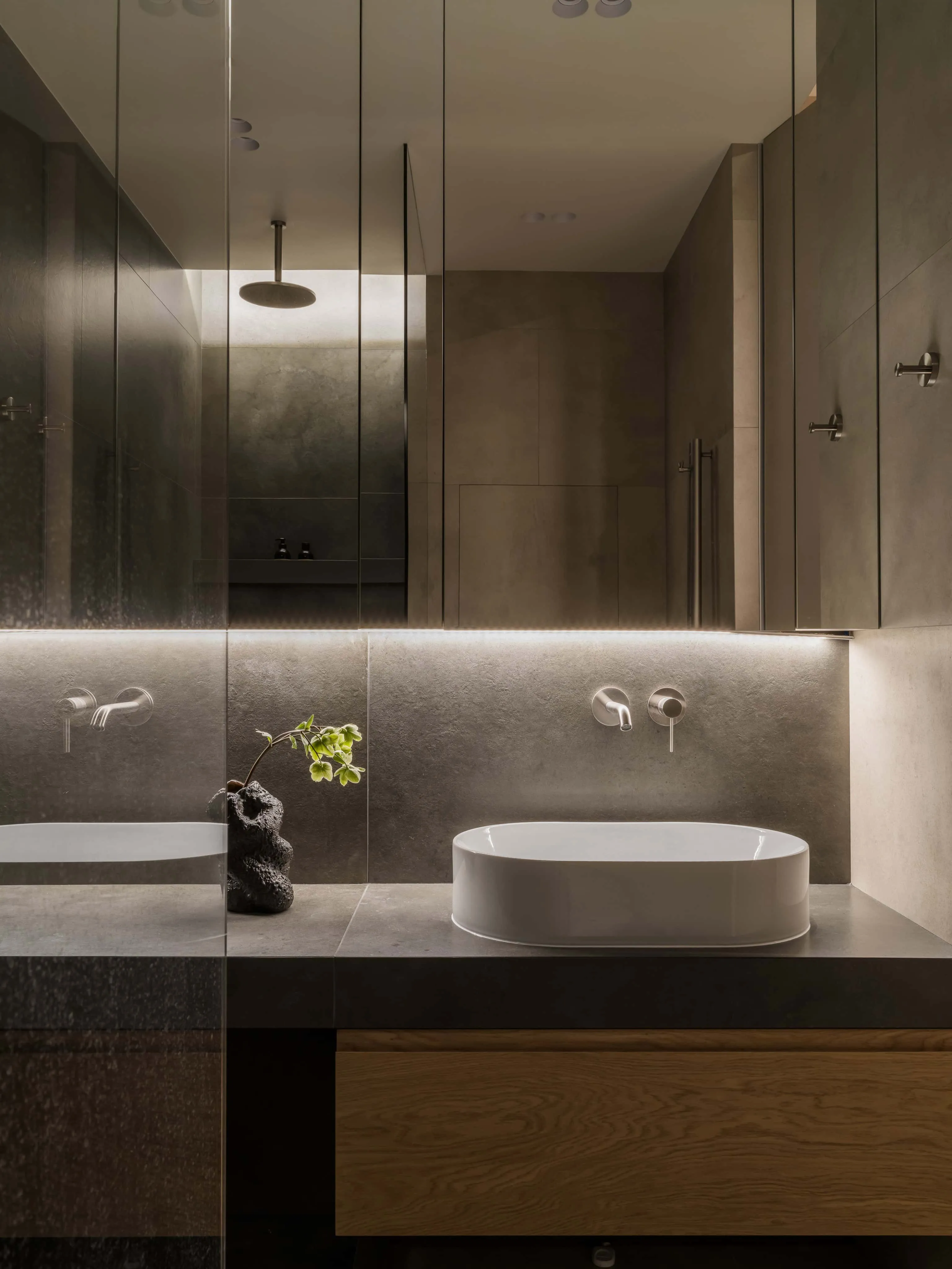 时尚双洗手台，配镜面照明与浴缸洗手台。