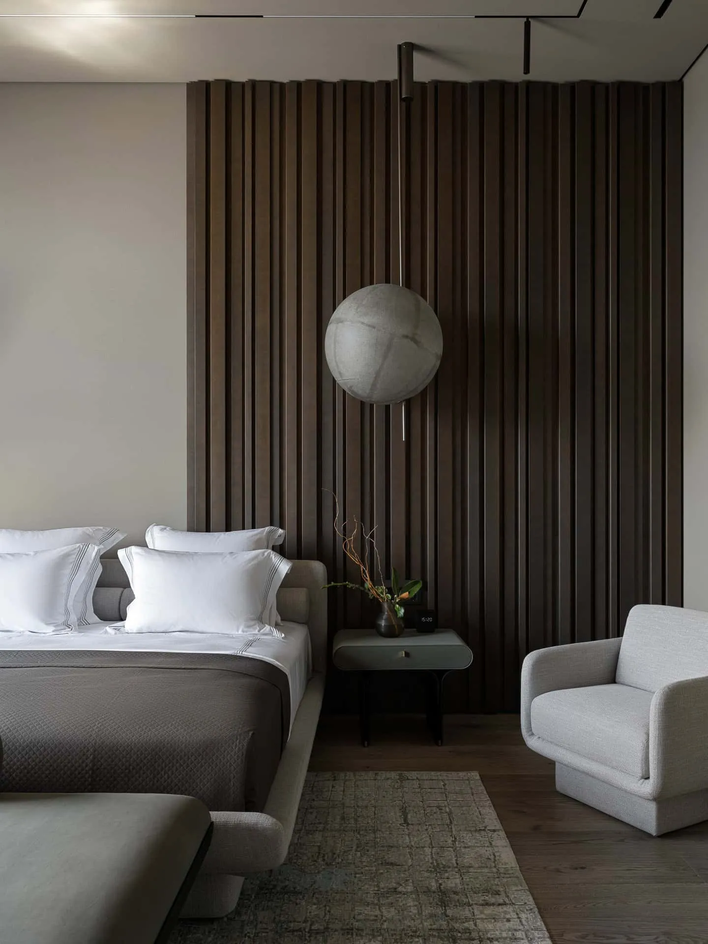 优雅卧室墙面细节与悬挂灯具。