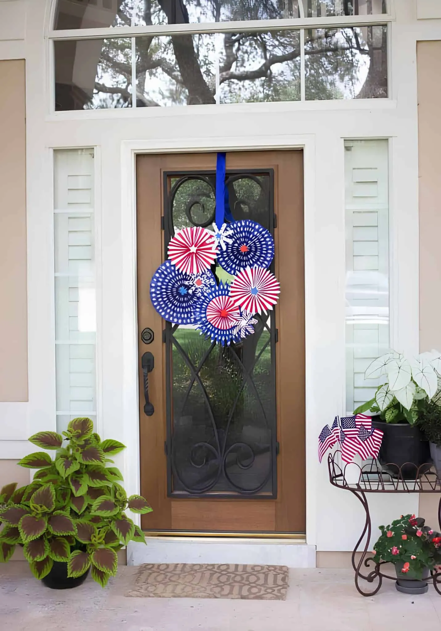 有趣的爱国纸板挂牌，以圆圈形式悬挂庆祝7月4日