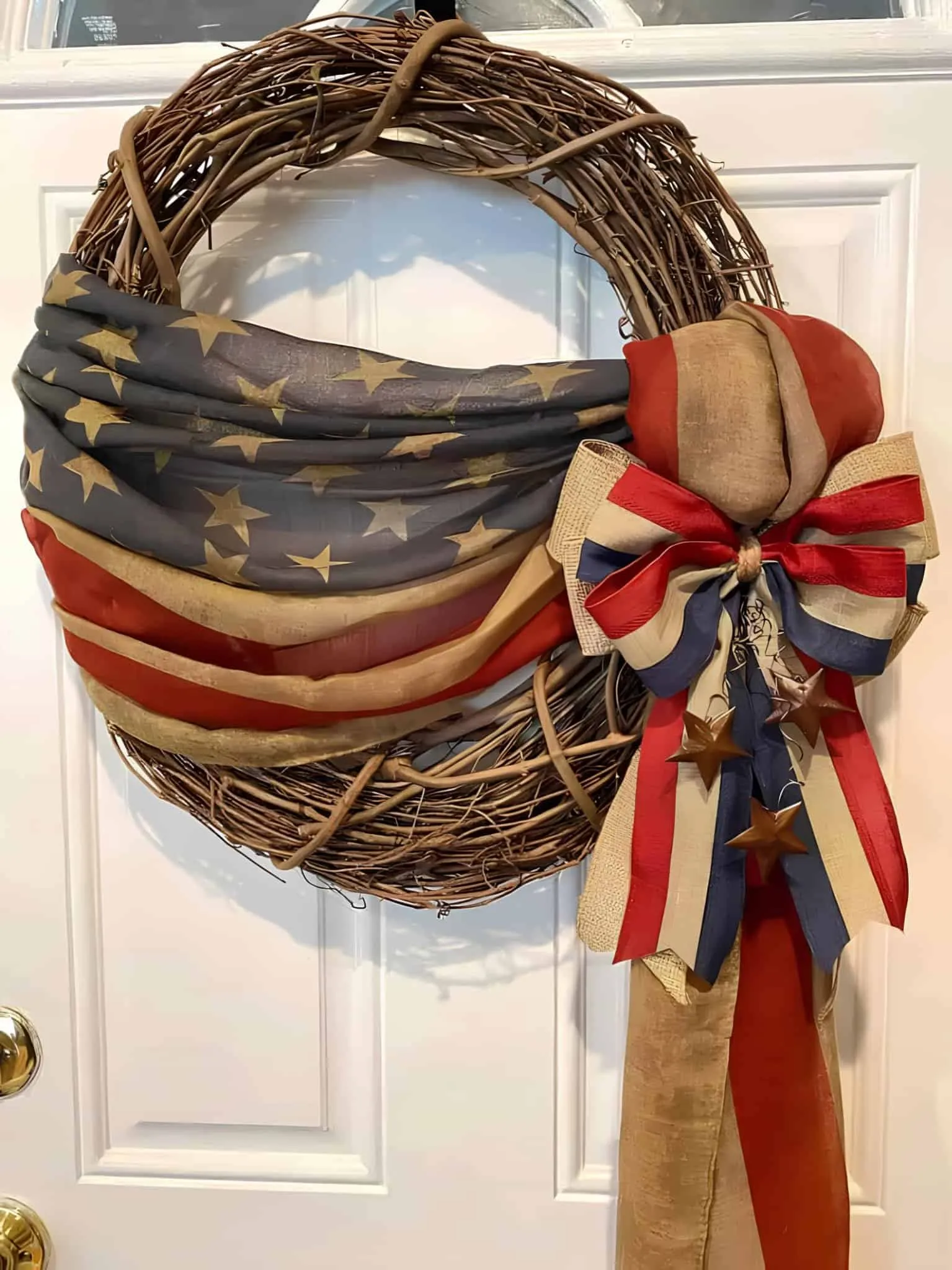 乡村葡萄藤花环，配有复古美国旗帜丝带和磨损丝带