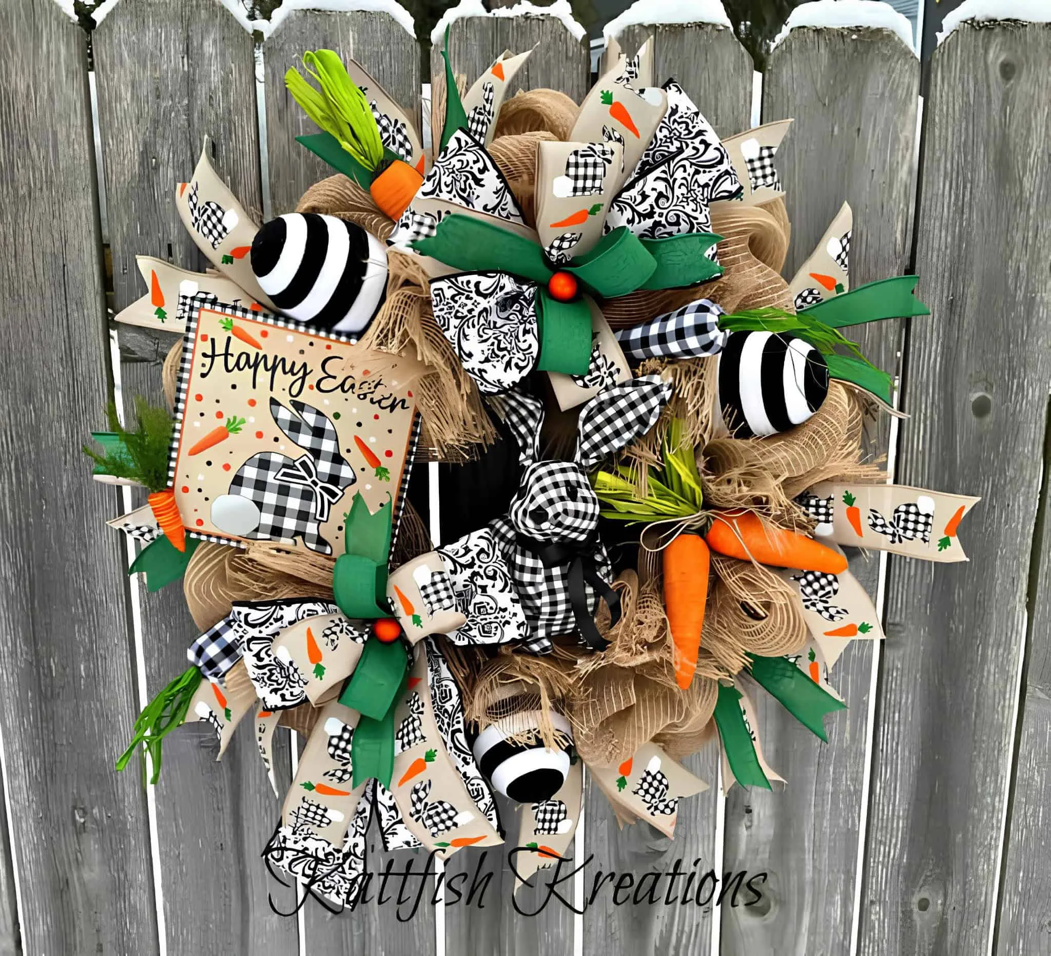 乡村复活节门饰，配有胡萝卜、黑白丝带和兔子装饰