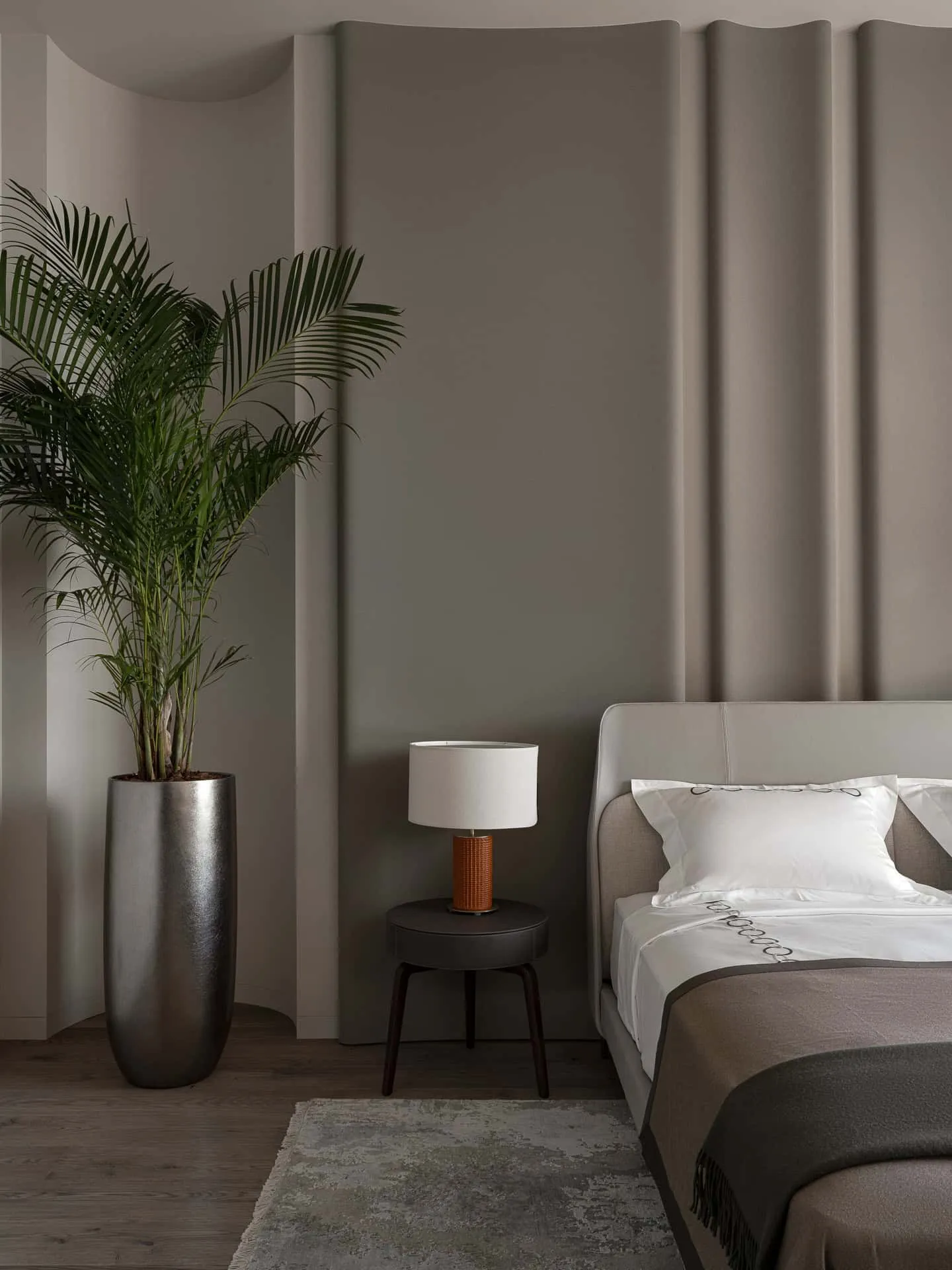 高棕榈树与现代床头柜及灯的细节。