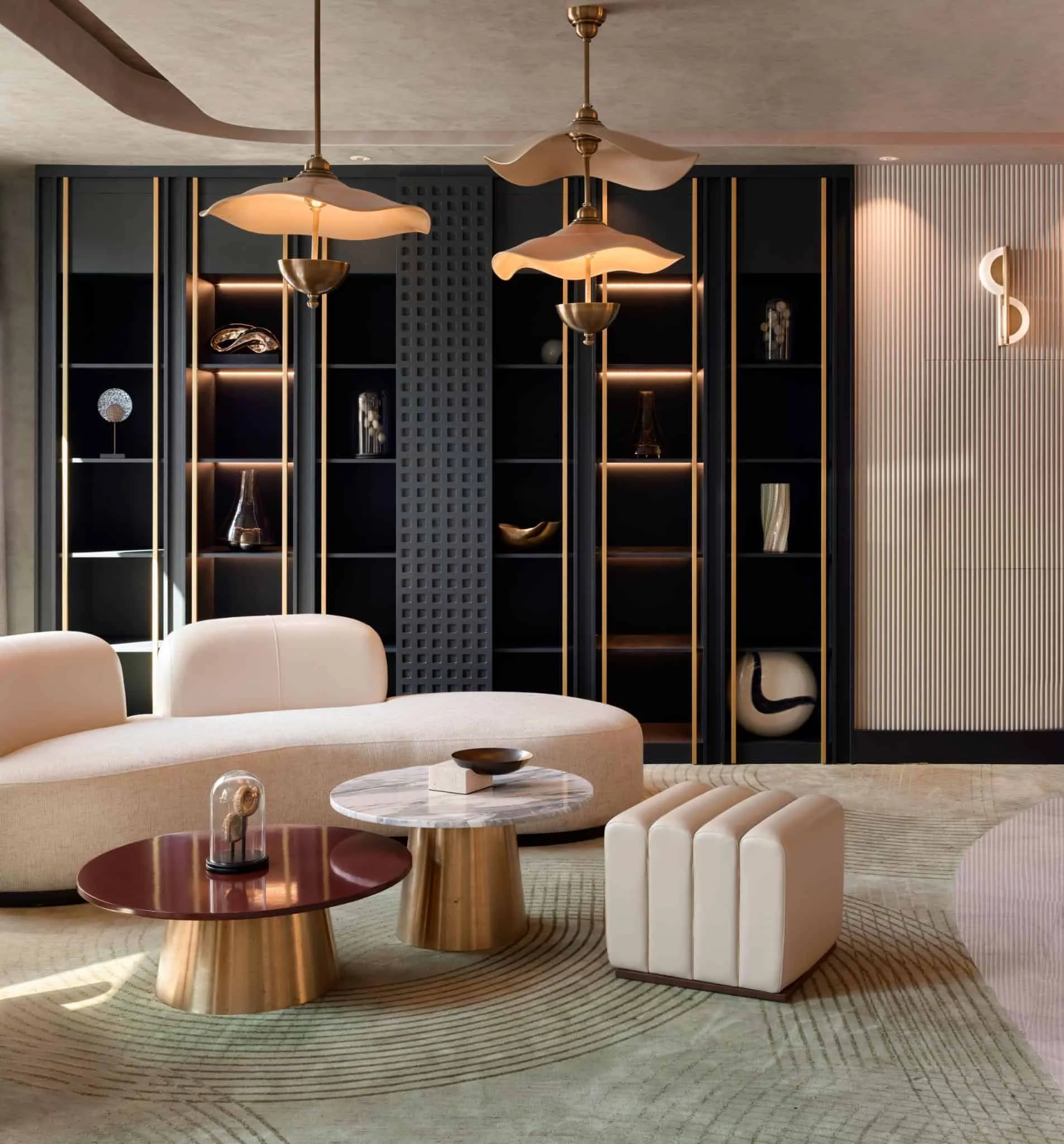 库萨达斯奢华世界酒店大堂休闲区细节放大图 温馨座椅与设计师吊灯的细节图,展示酒店休闲区设计