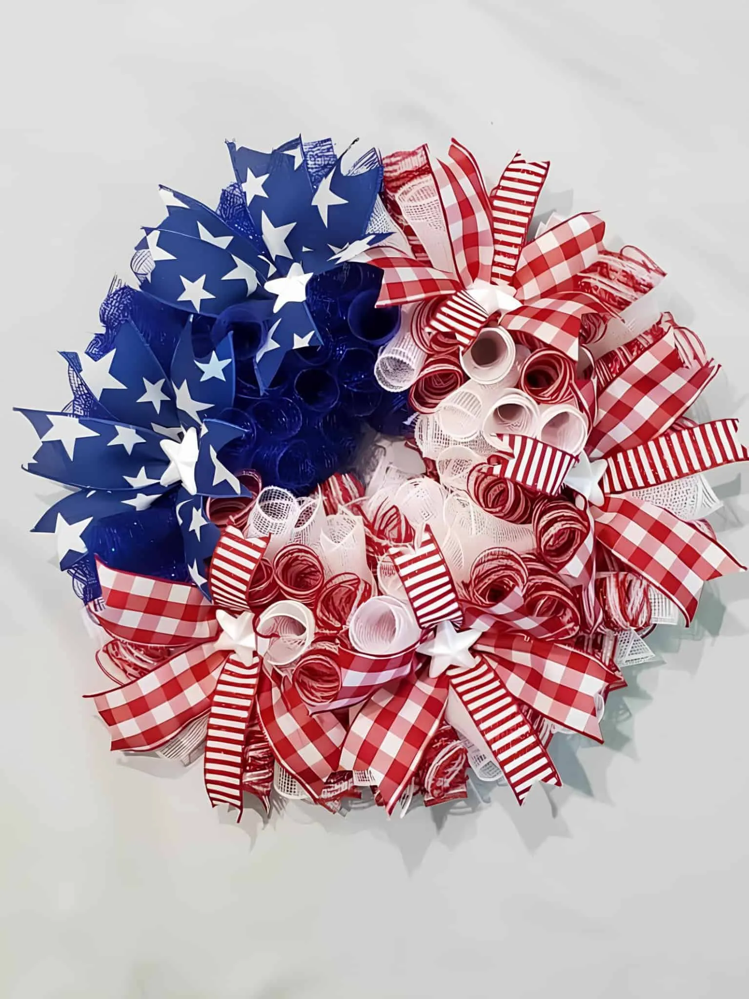 格子布和条纹丝带花环，配有网格卷曲