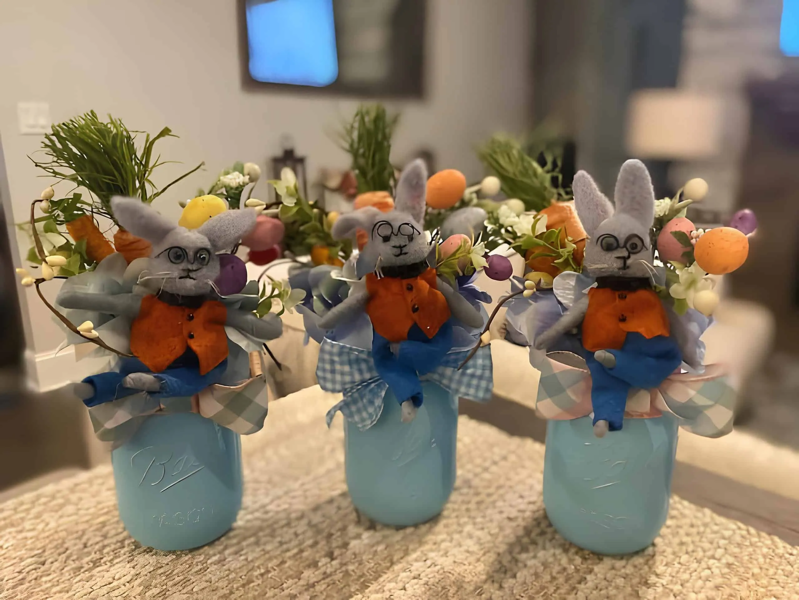 手工复活节 Mason 罐子中心装饰，有手制兔子、绿色和装饰鸡蛋