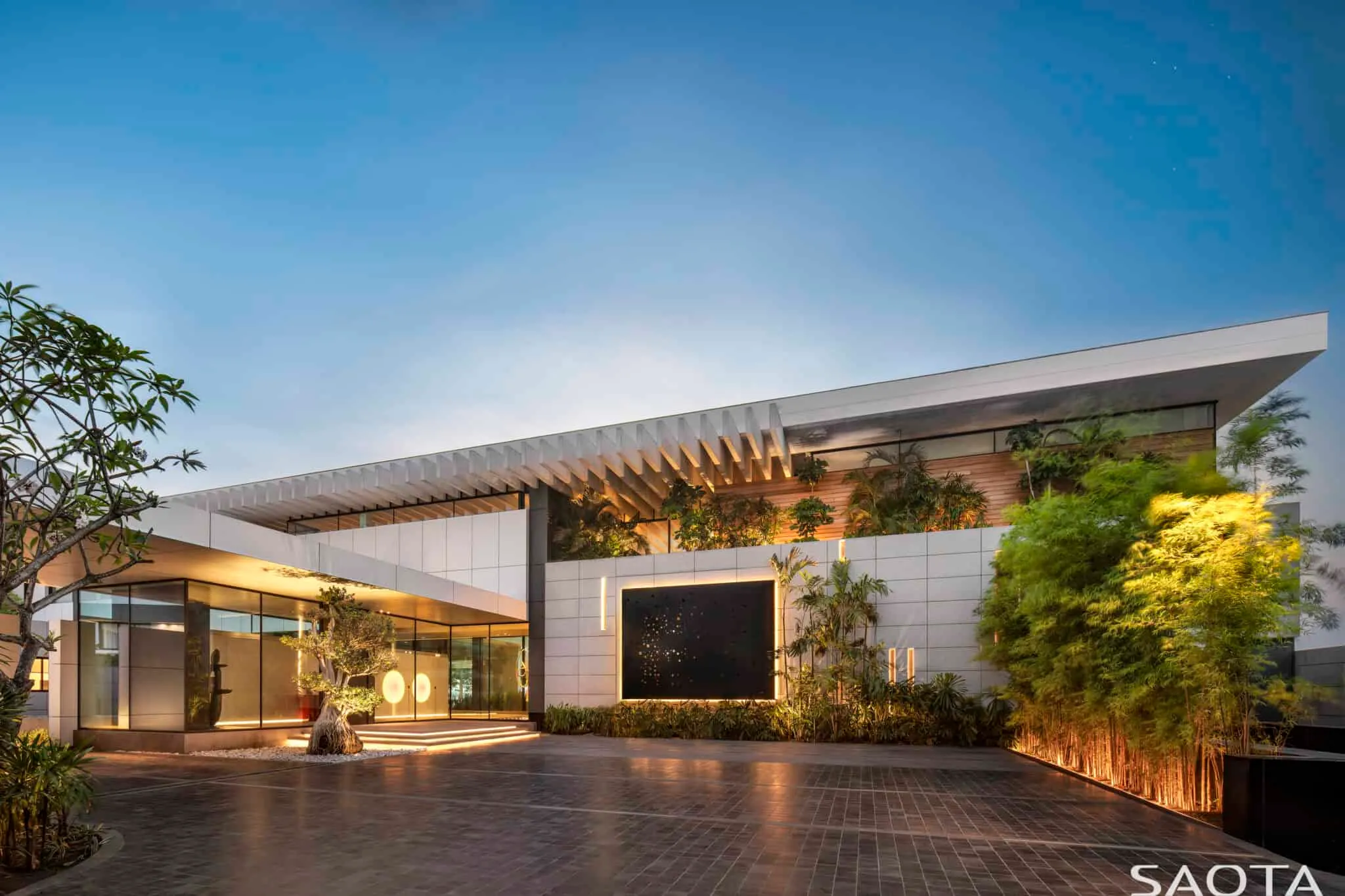 阿比让湖畔别墅由SAOTA设计：现代主义与自然的融合