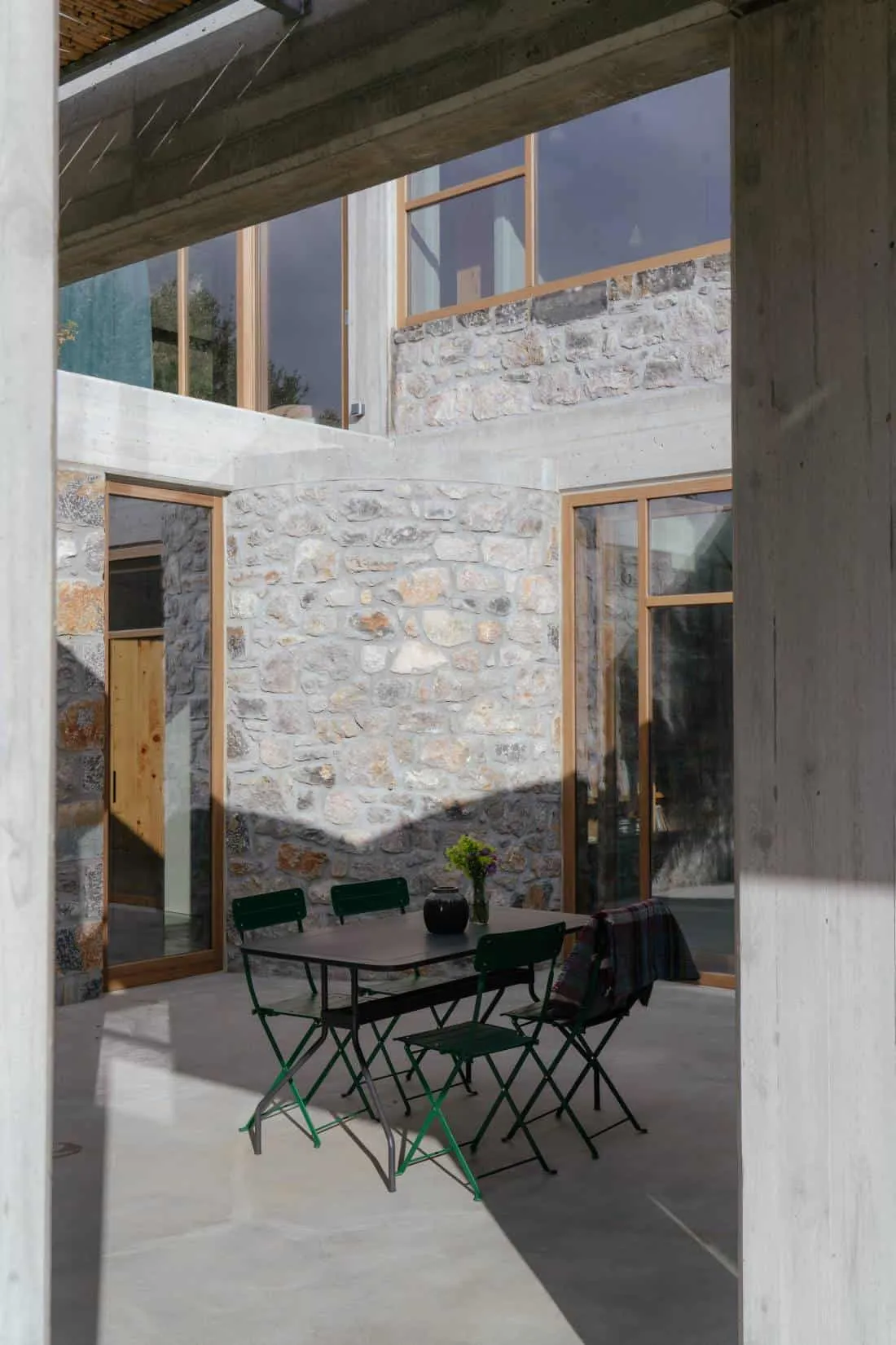 Meraki House — игра света и тени на перголе