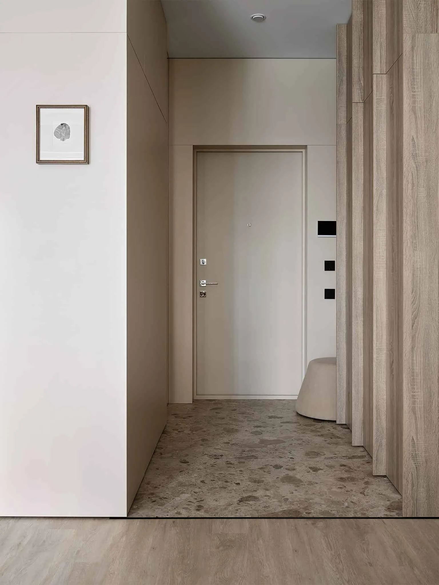 现代入口区配有米色墙面和温馨公寓中的石材瓷砖。