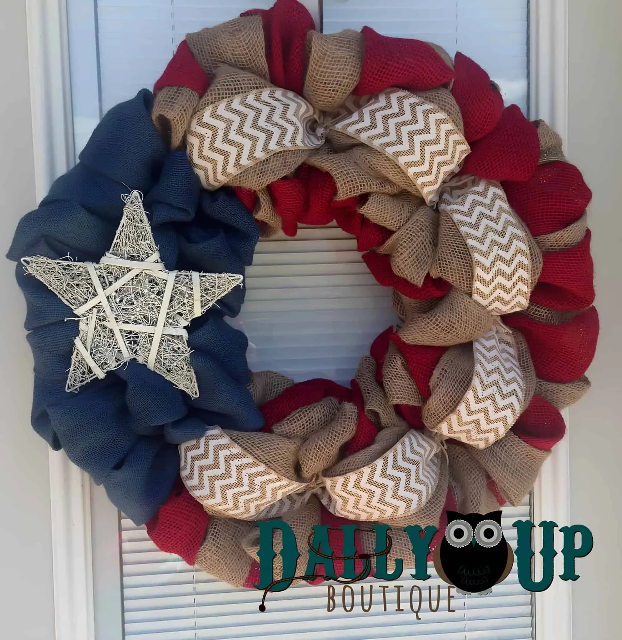 红、棕、蓝丝绸花环，配有斜纹和白色星星装饰