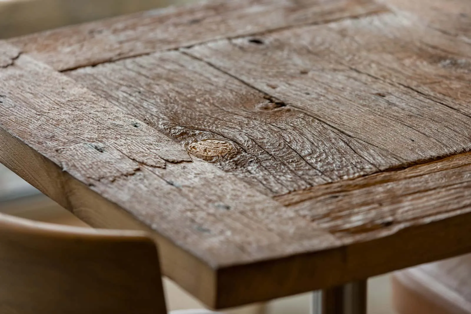 吧台上方树枝状天花板元素，配有温暖照明和不锈钢表面