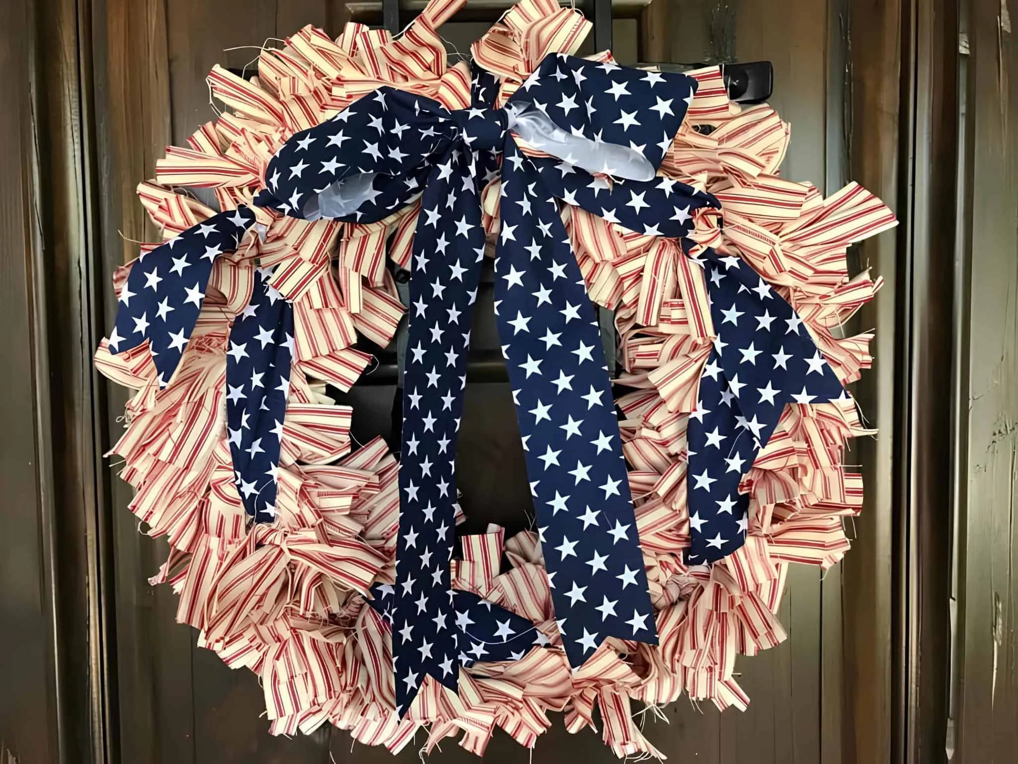 节日而饱满的丝带花环，充满爱国自豪感——配有大蓝色星形丝带和经典条纹