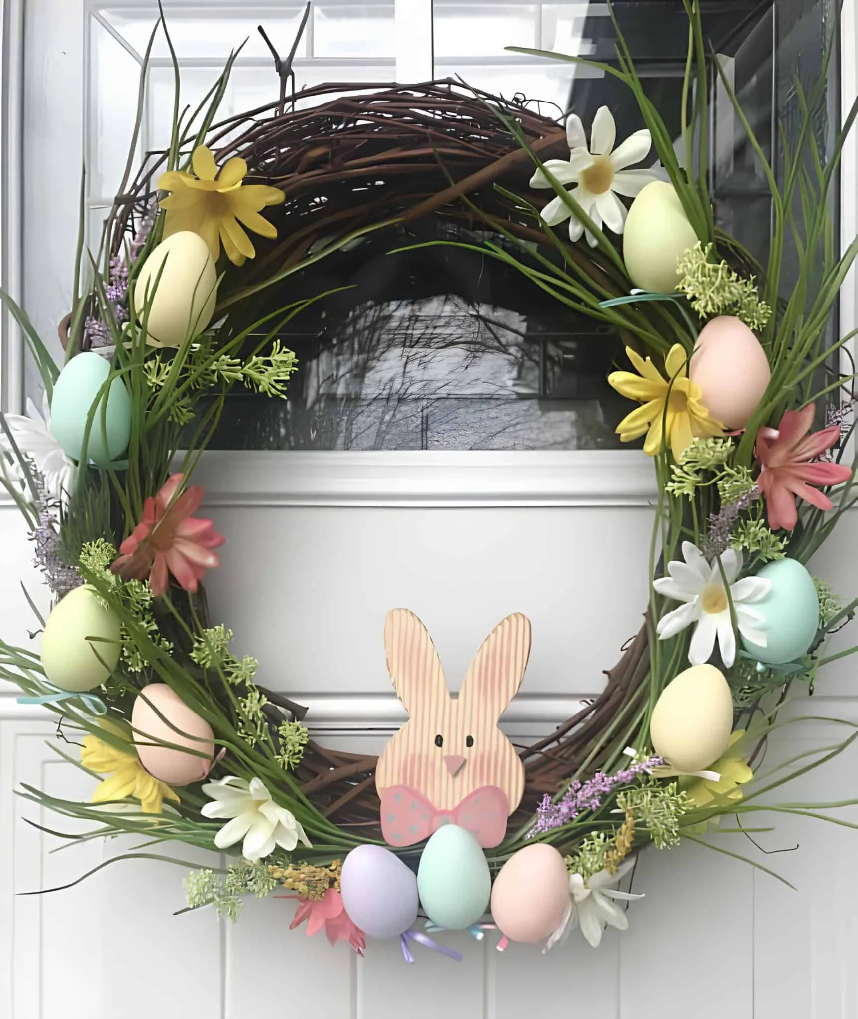 藤蔓门饰，配有粉彩鸡蛋和兔子轮廓