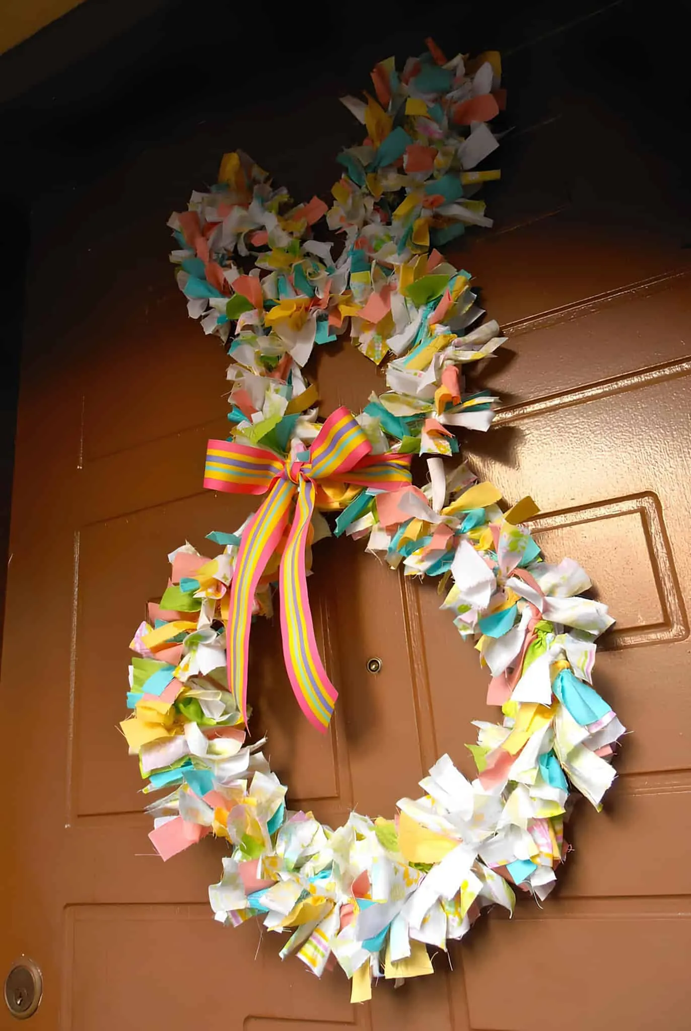 由彩色布料剩余材料制成的手工兔子门饰