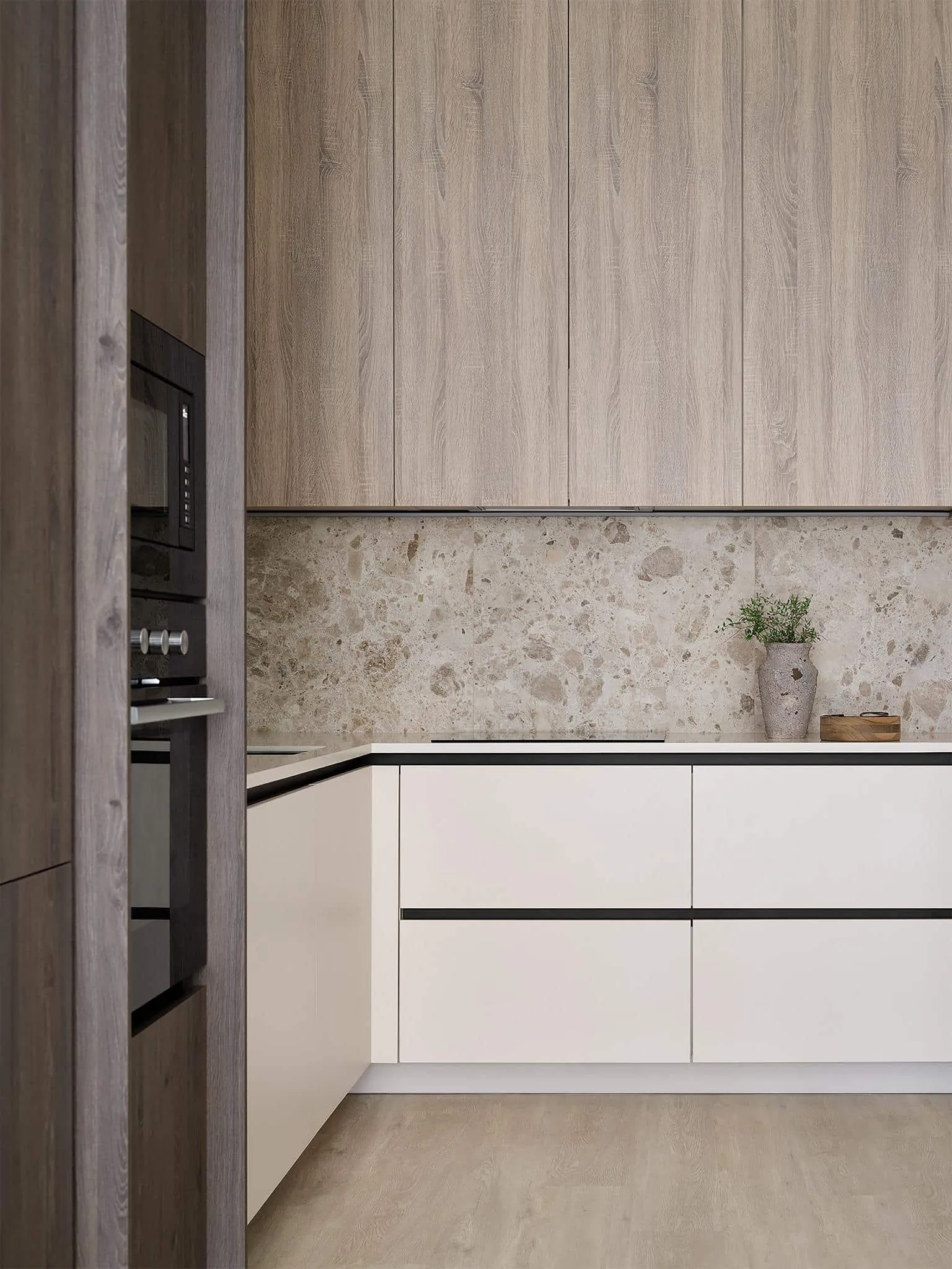 配有内置烤箱和微波炉的现代厨房，位于木质柜体中。