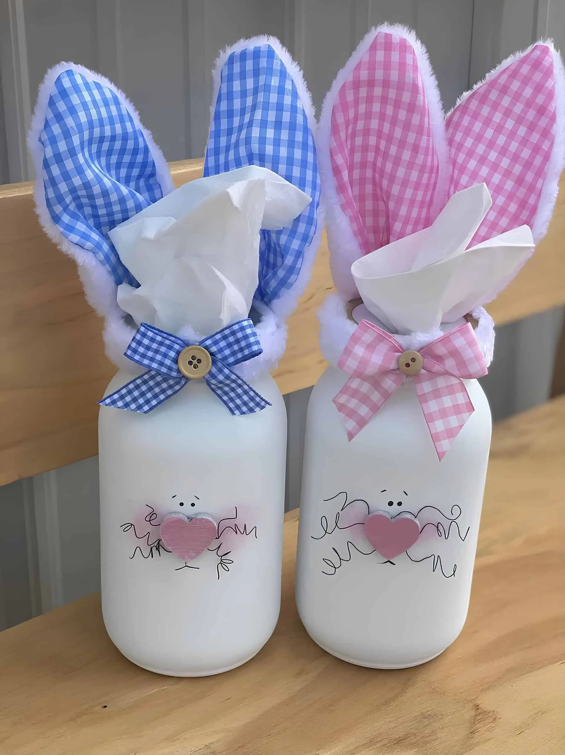 白色复活节 Mason 罐子，有蓝色和粉色格子兔子耳朵和爱心装饰
