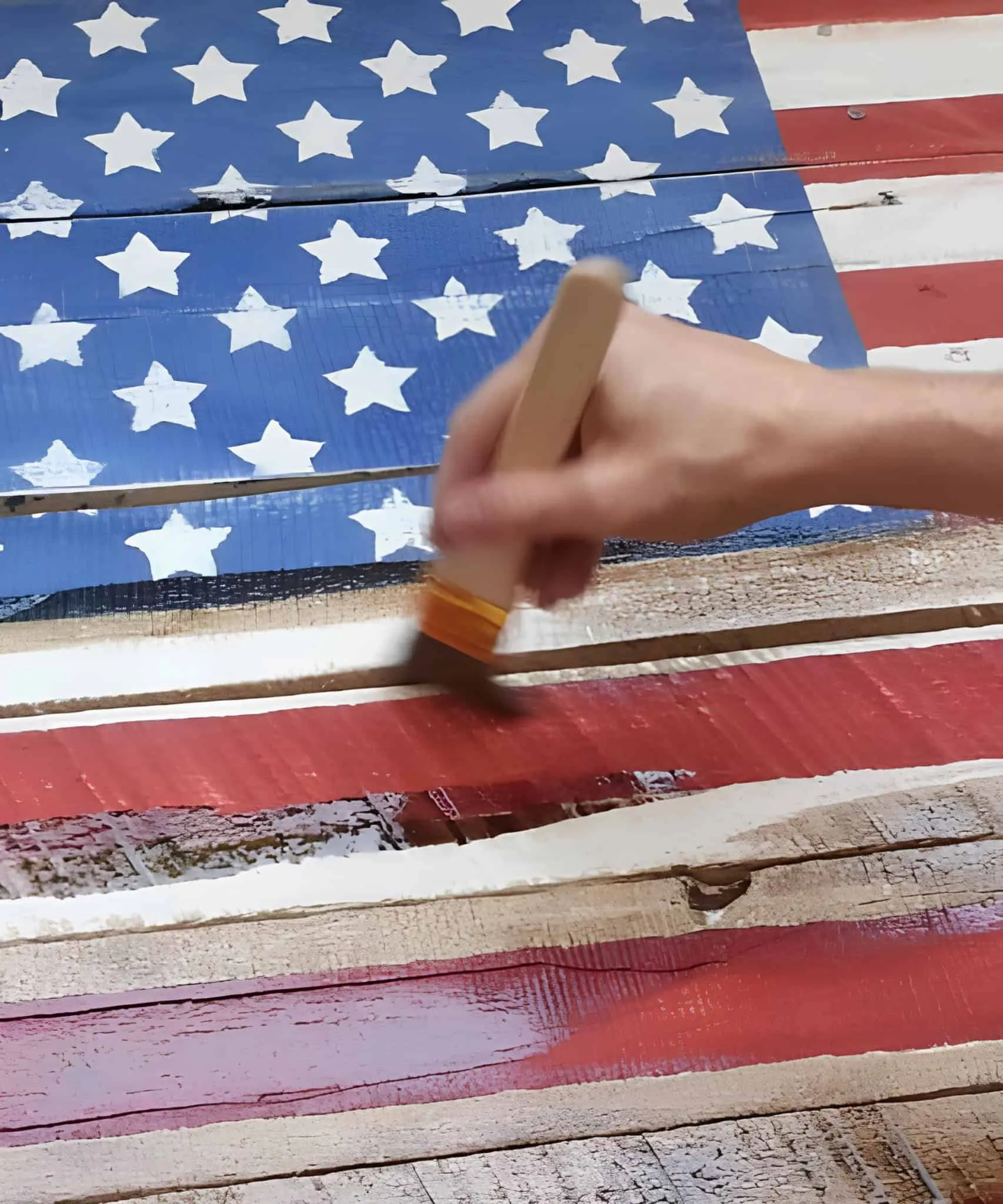 美国旗帜木板上的红条纹手工涂装，用于7月4日装饰