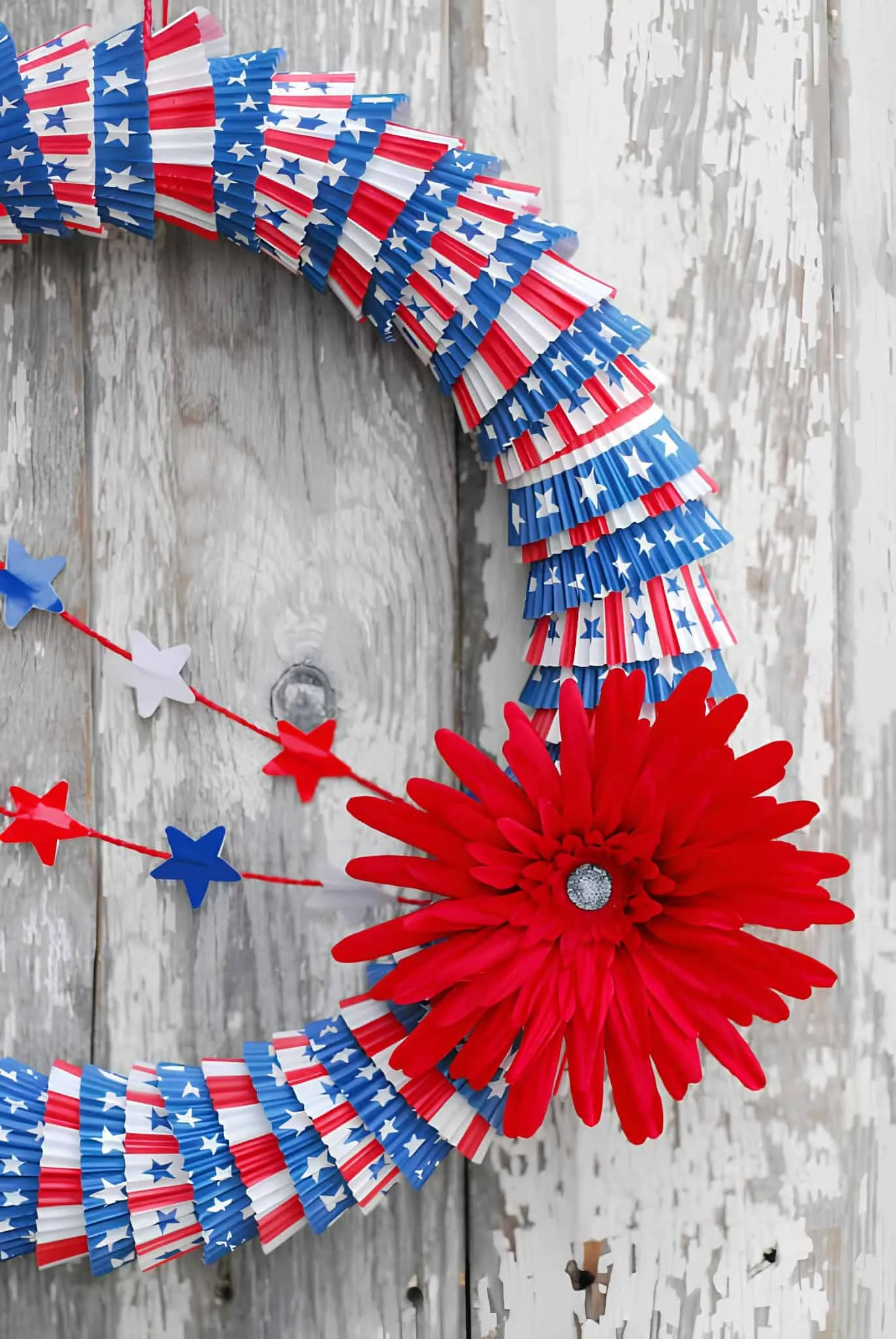 红白蓝星形蛋糕环花环，配有大红色花朵用于爱国装饰