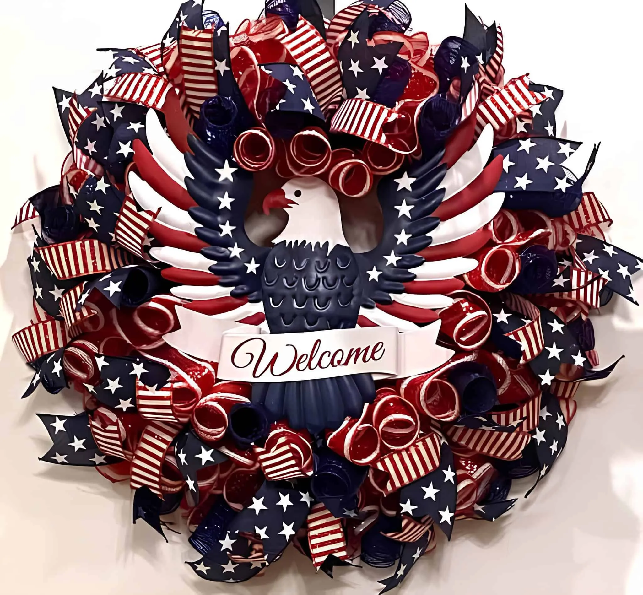 中心有鹰雕的7月4日大胆花环，周围环绕卷曲爱国丝带