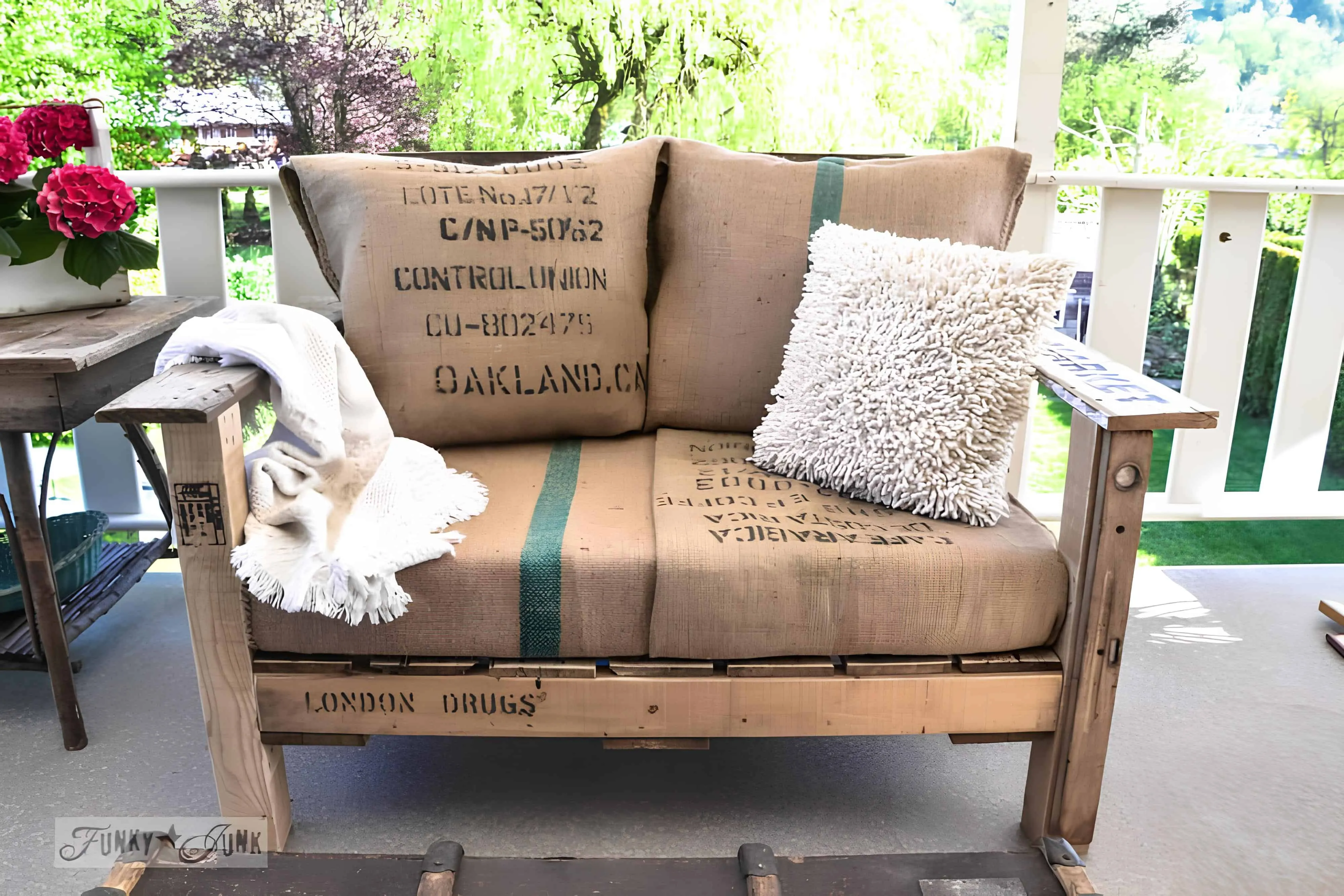 带有天鹅绒覆盖物和复古字体的乡村托盘椅