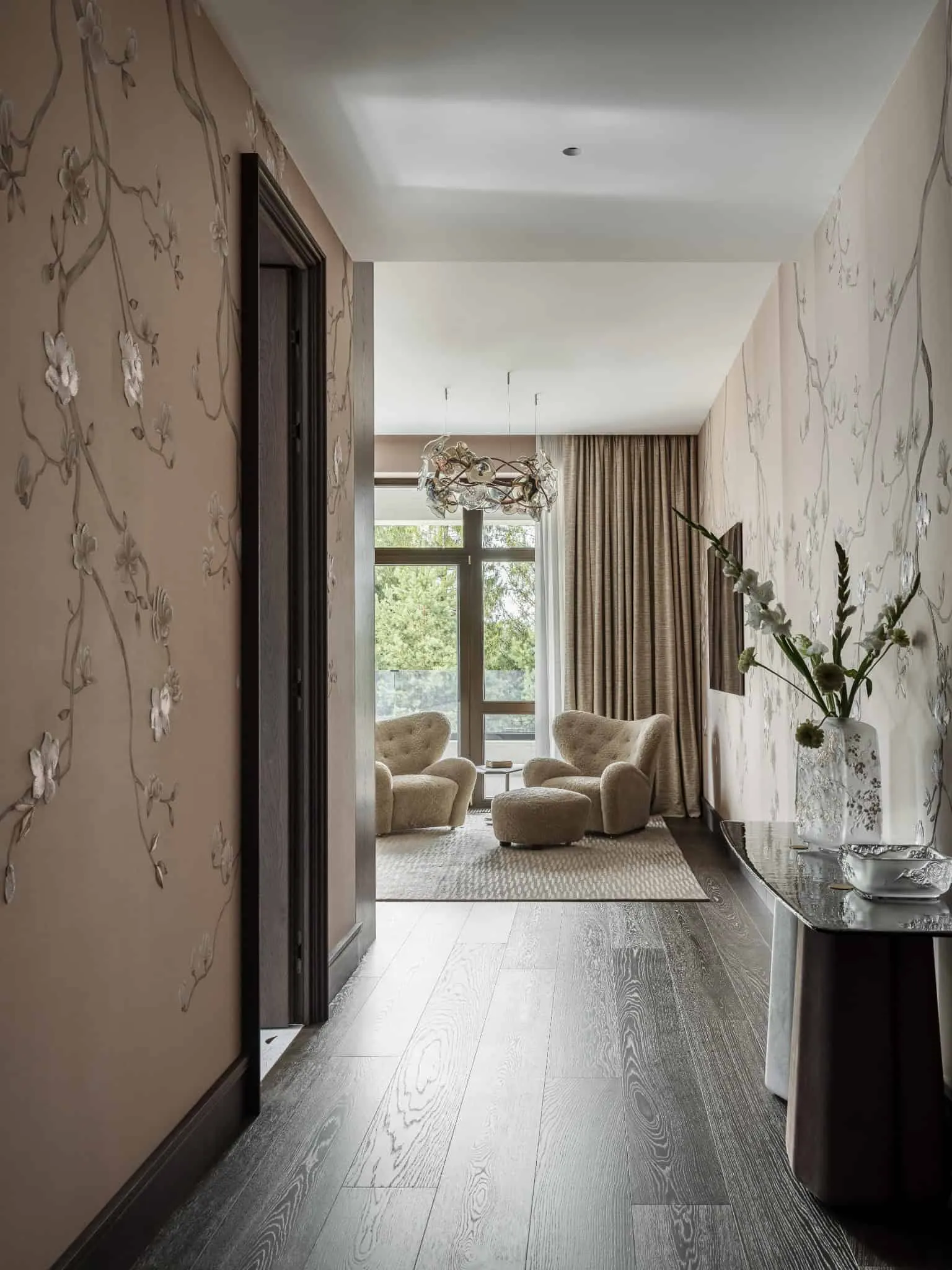 Коридор з квітковими текстурами стін, темною підлогою і теплим природним світлом.