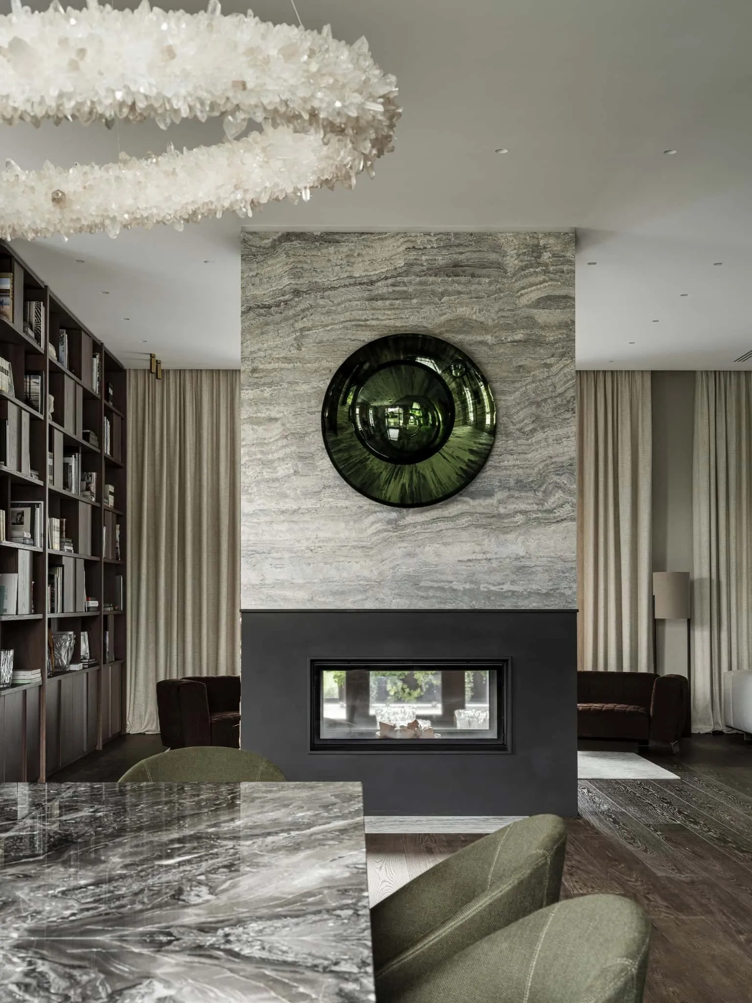 Текстурована стіна каміну з яскравим зеленим круглим мистецтвом над ним.