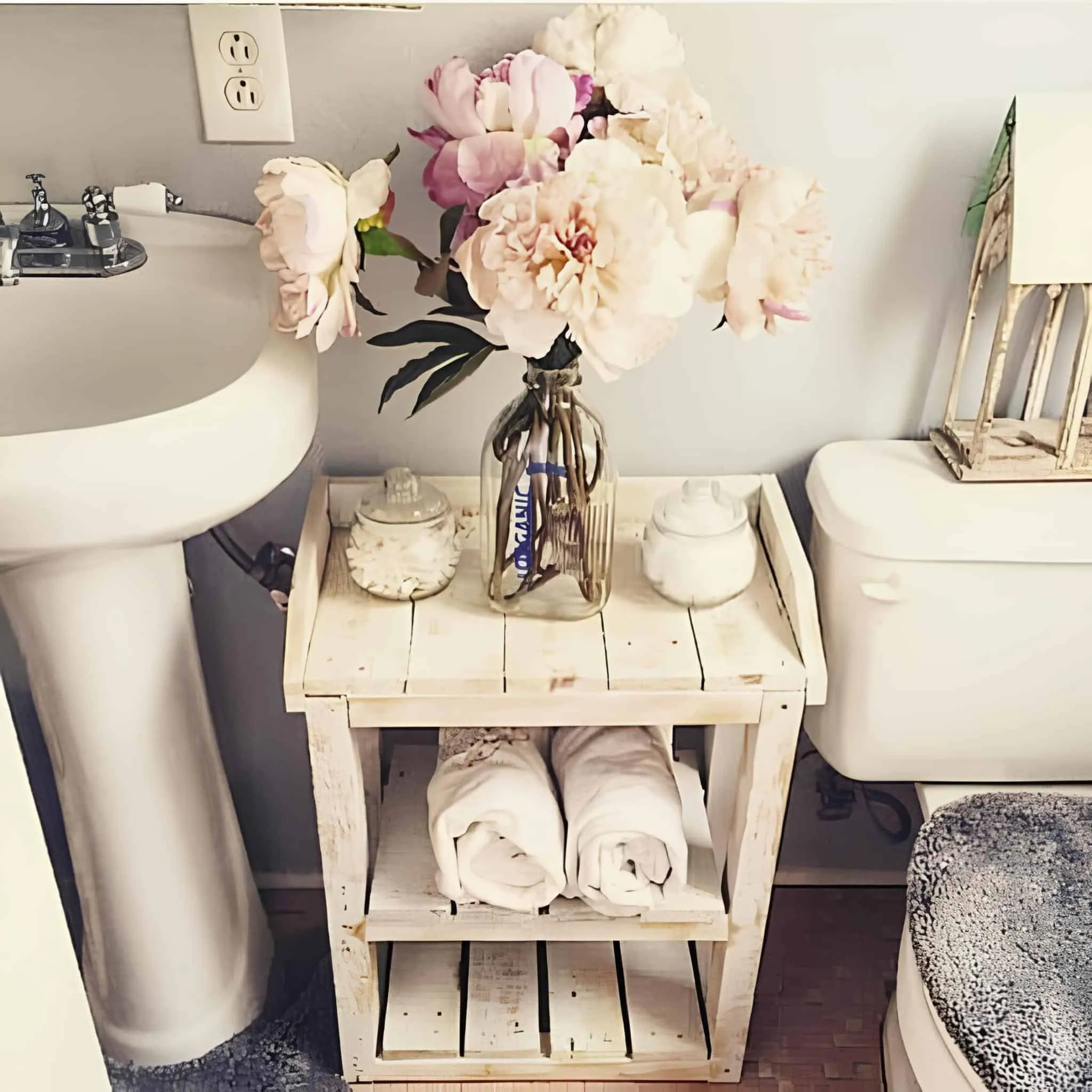 白色涂漆的储物引用牌，配有毛巾和花朵装饰