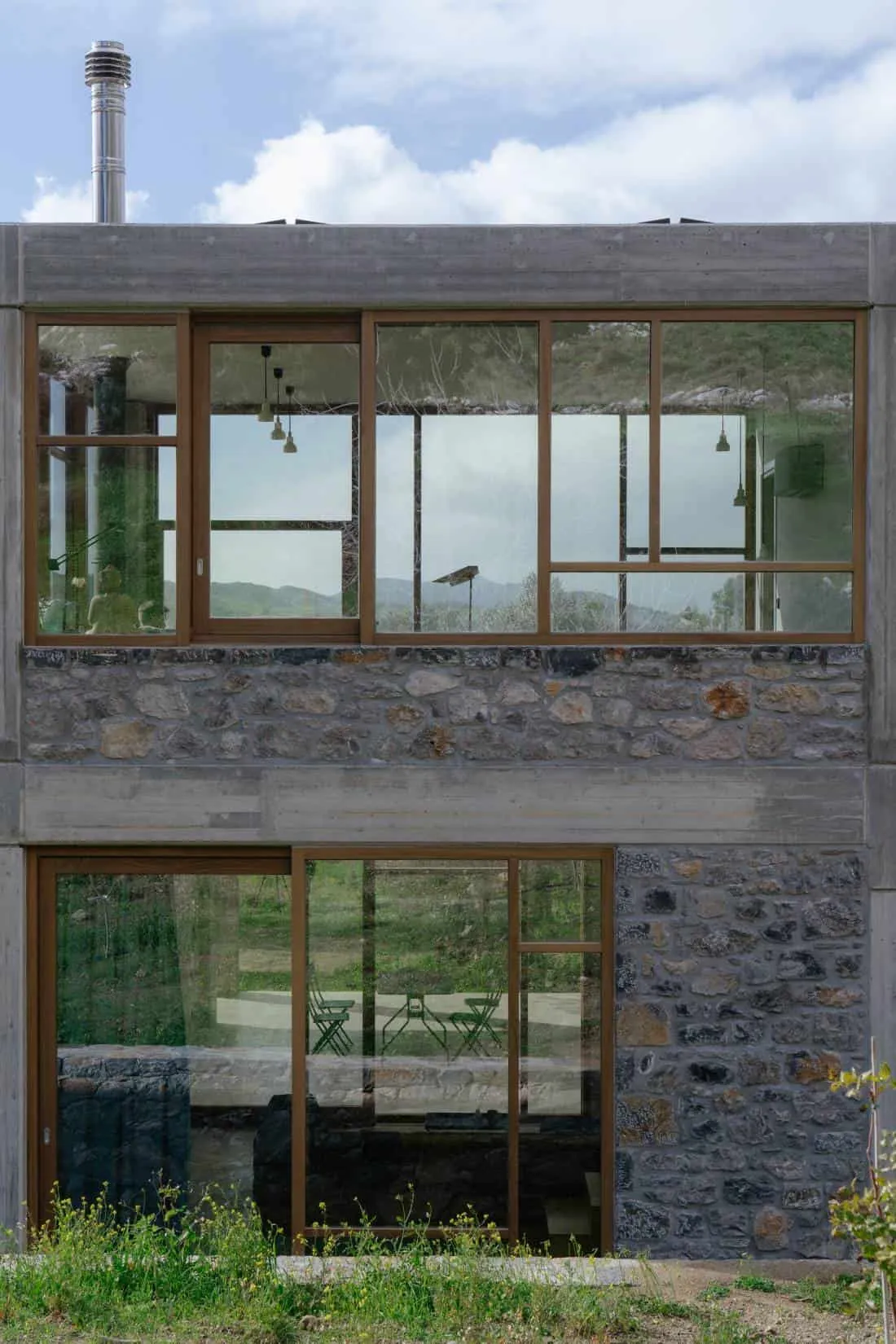 Meraki House — каменная и бетонная сетка на склоне