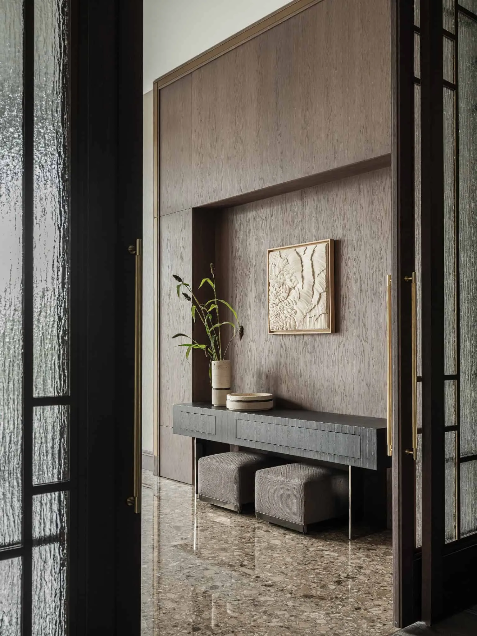 Елегантний коридор з консольним столом, вазами і мраморною підлогою.