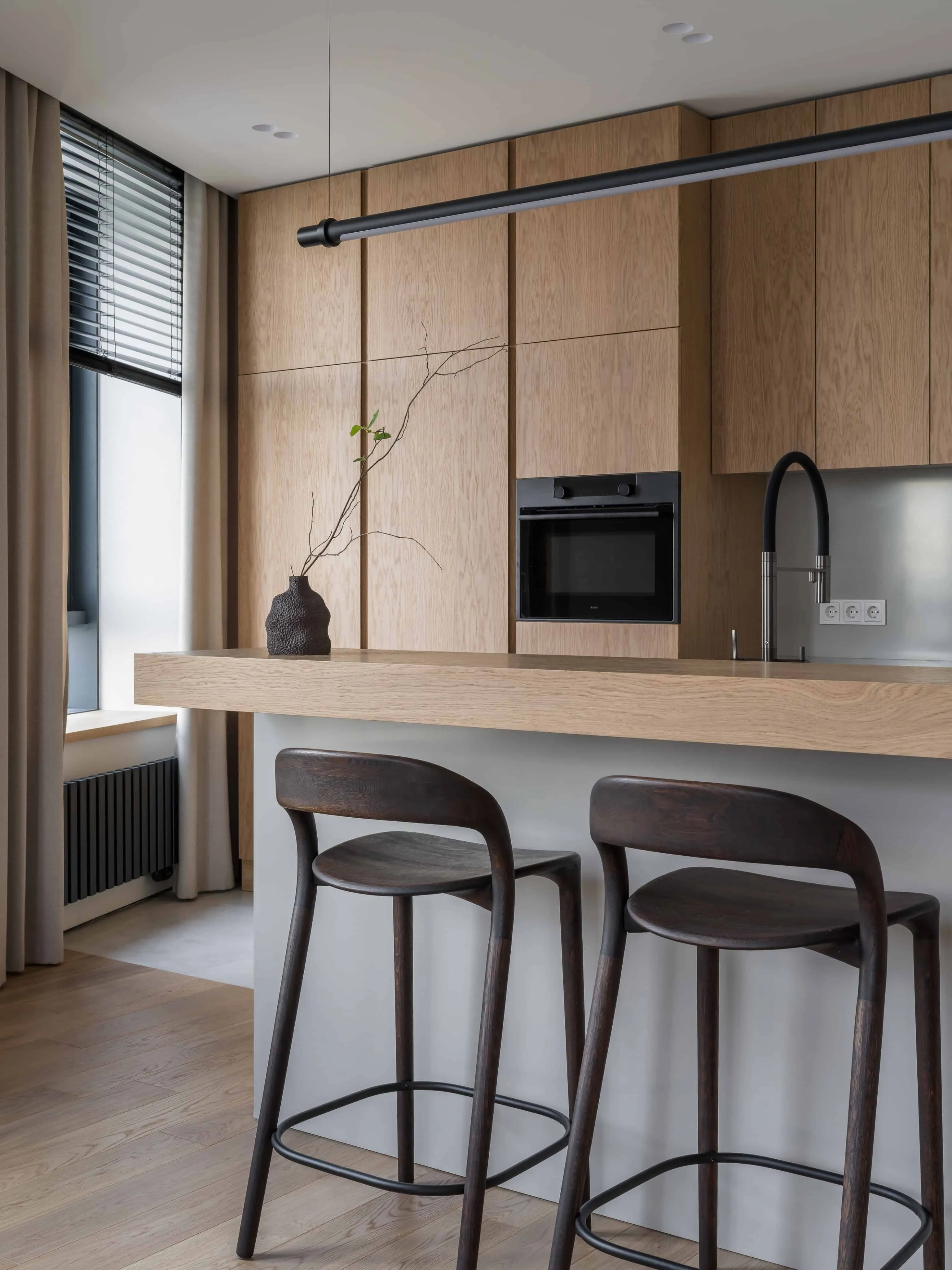 吧台区域与中性色调柜子，配垂直木质纹理。