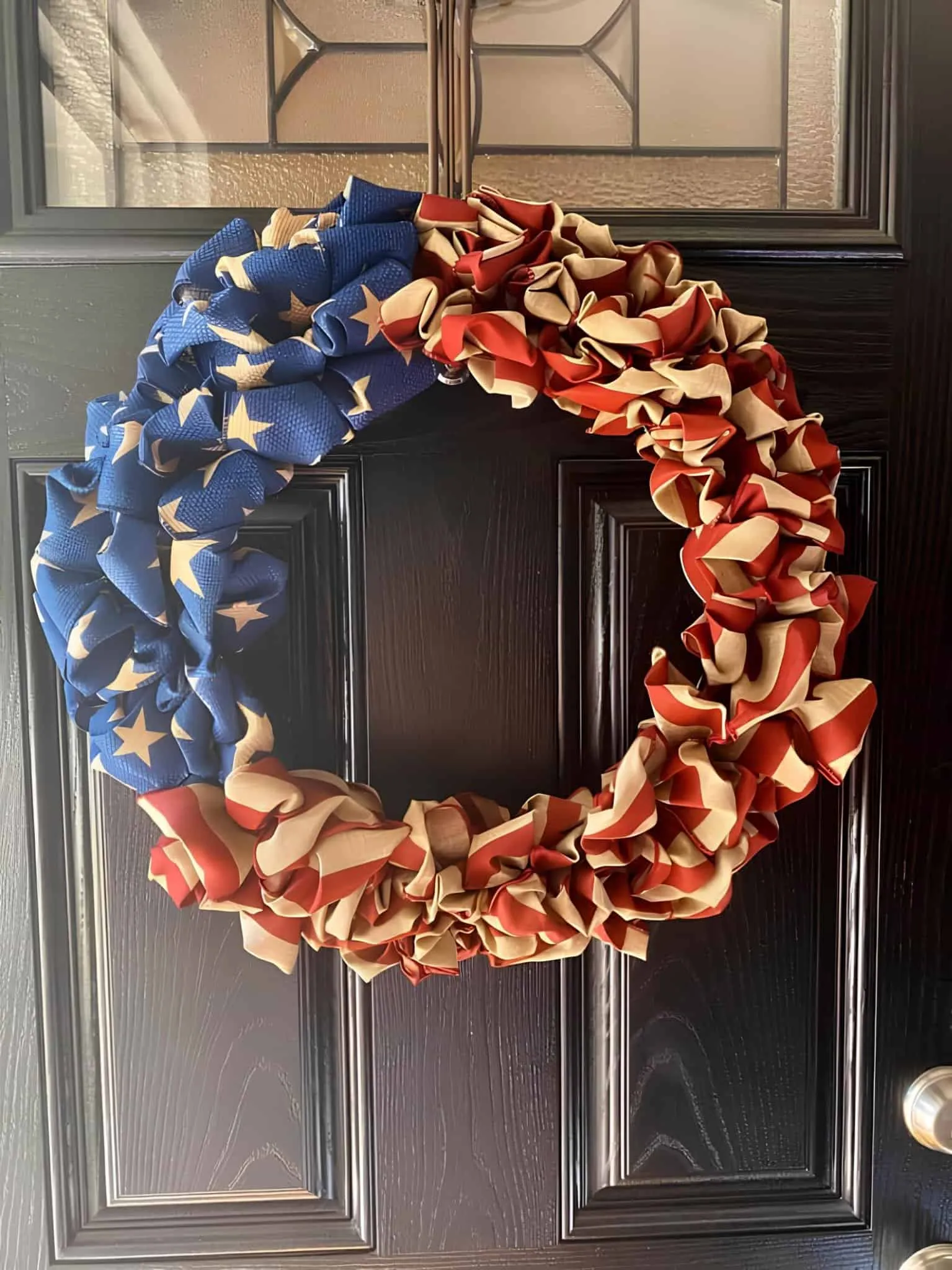 门前爱国花环，配有红、白、蓝丝绸丝带呈美国国旗形状