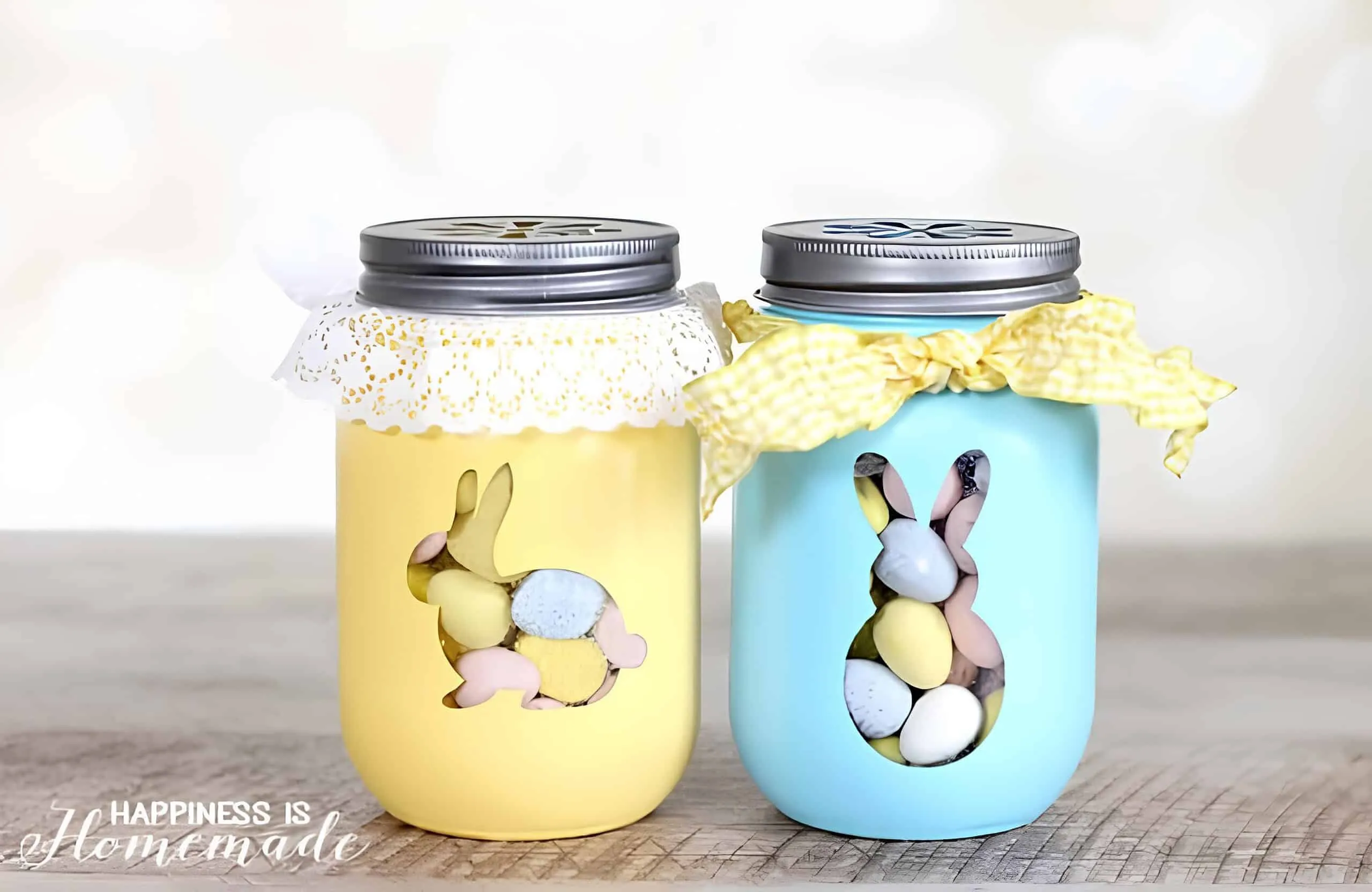 手工复活节 Mason 罐子，剪出兔子造型，装有柔和糖果并用花边丝带绑好