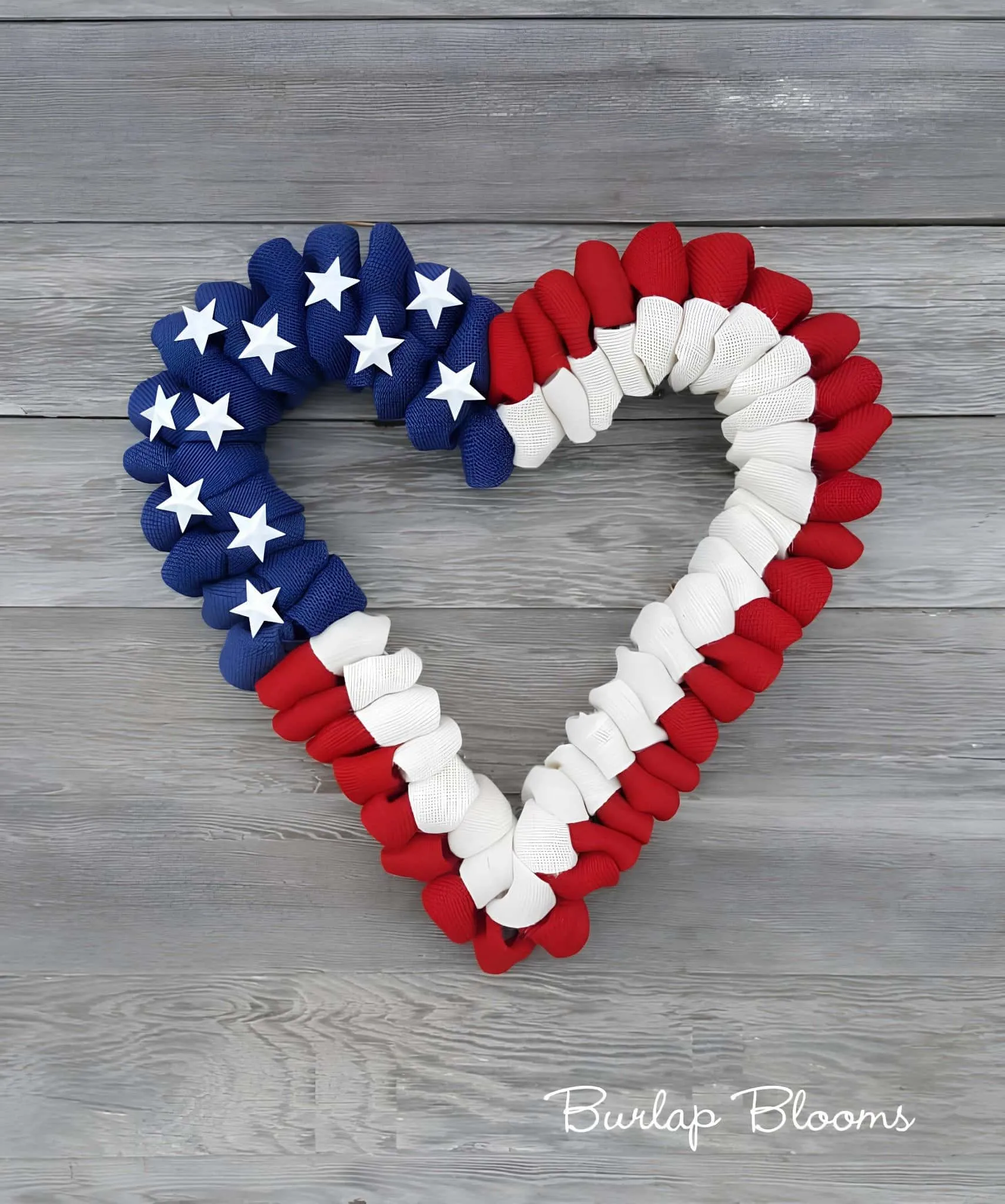 红、白、蓝心形花环，配有星星