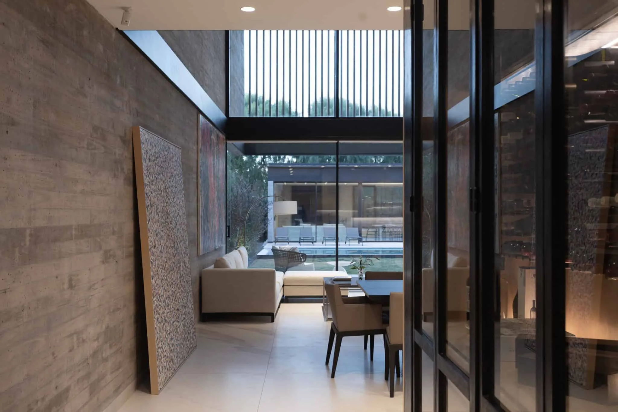 A4estudio设计的Kasa EE：走廊与花园景观