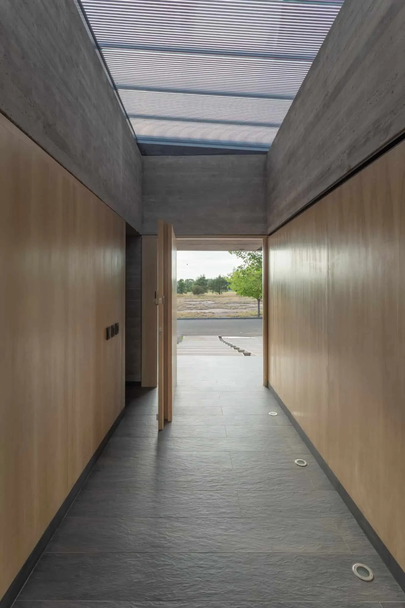 A4estudio设计的Casa Anabela大厅与照明细节。