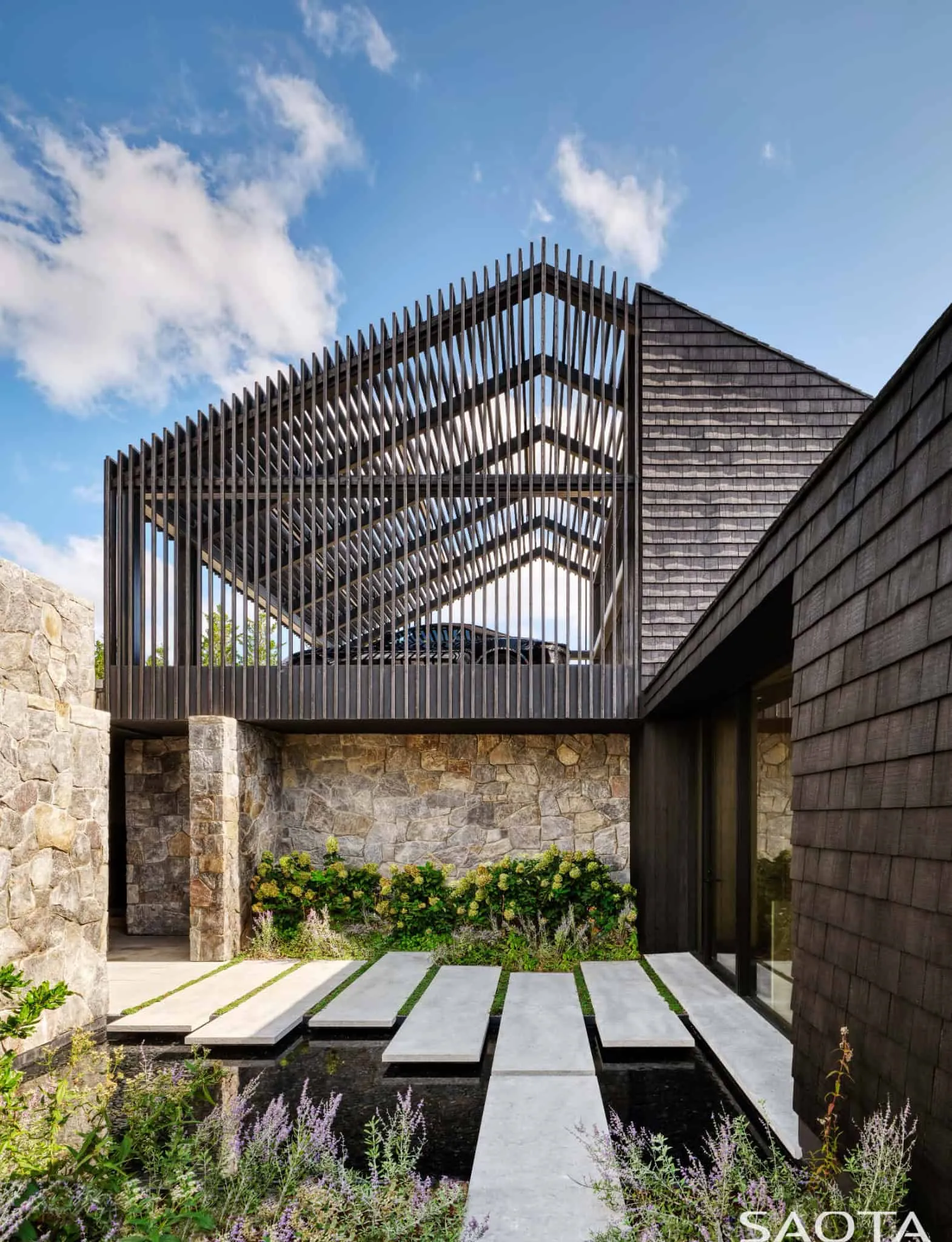 蒙托克住宅中木石结构的窗帘和山墙。