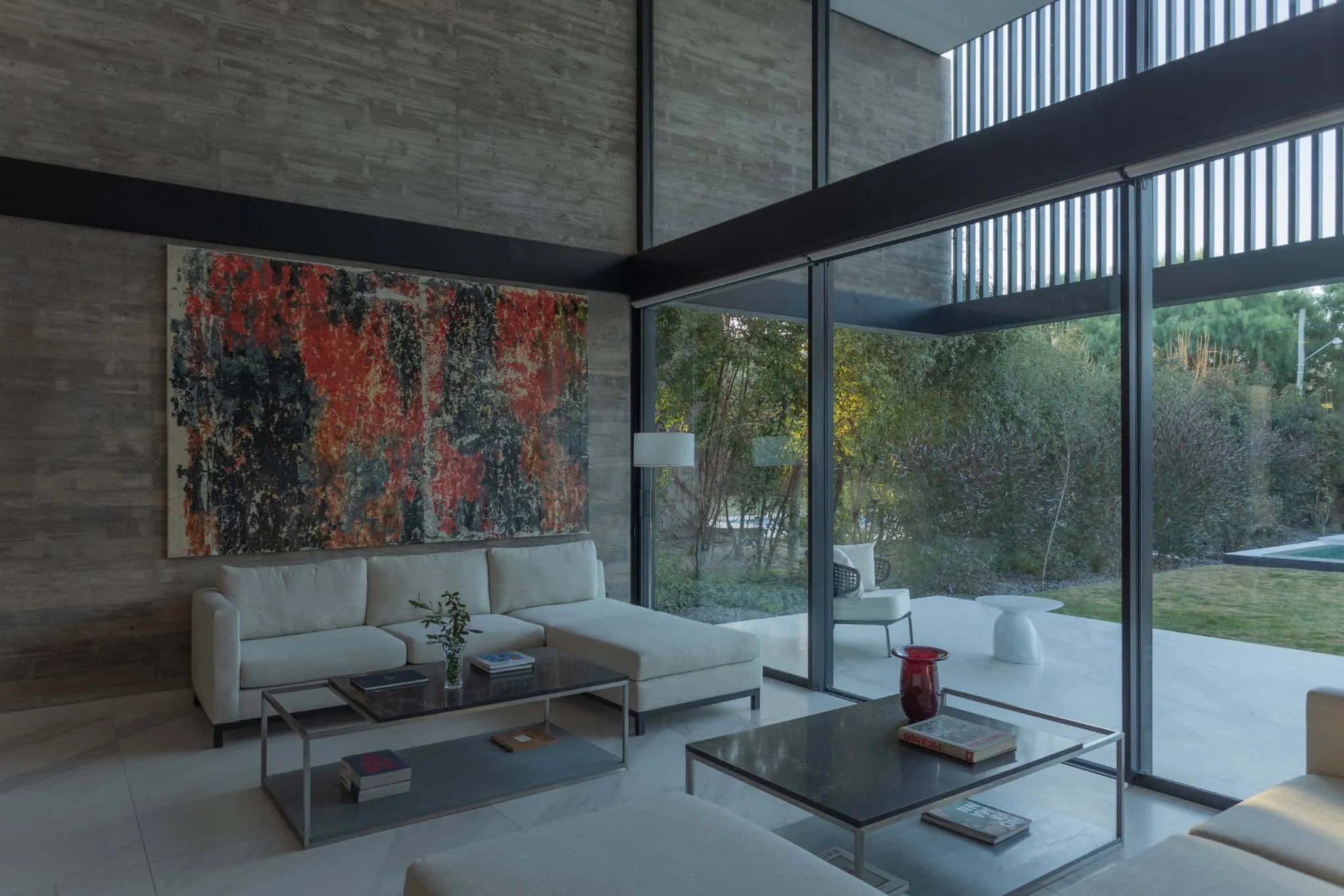 A4estudio设计的Kasa EE：客厅艺术与花园角落