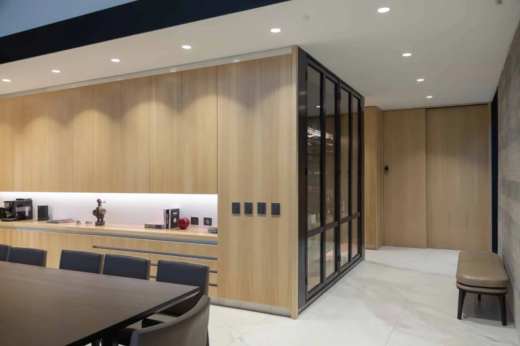 A4estudio设计的Kasa EE：酒窖玻璃柜内部