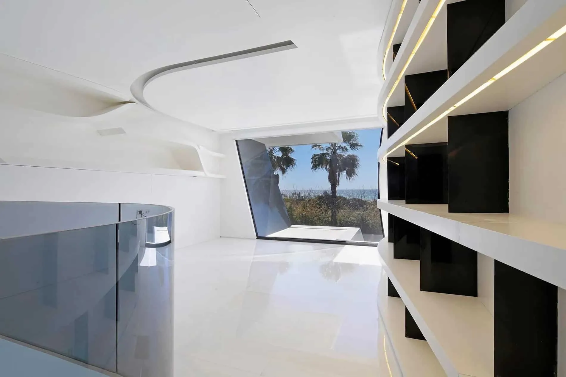 带抛光金属门的私人电梯，展示白色豪华内饰