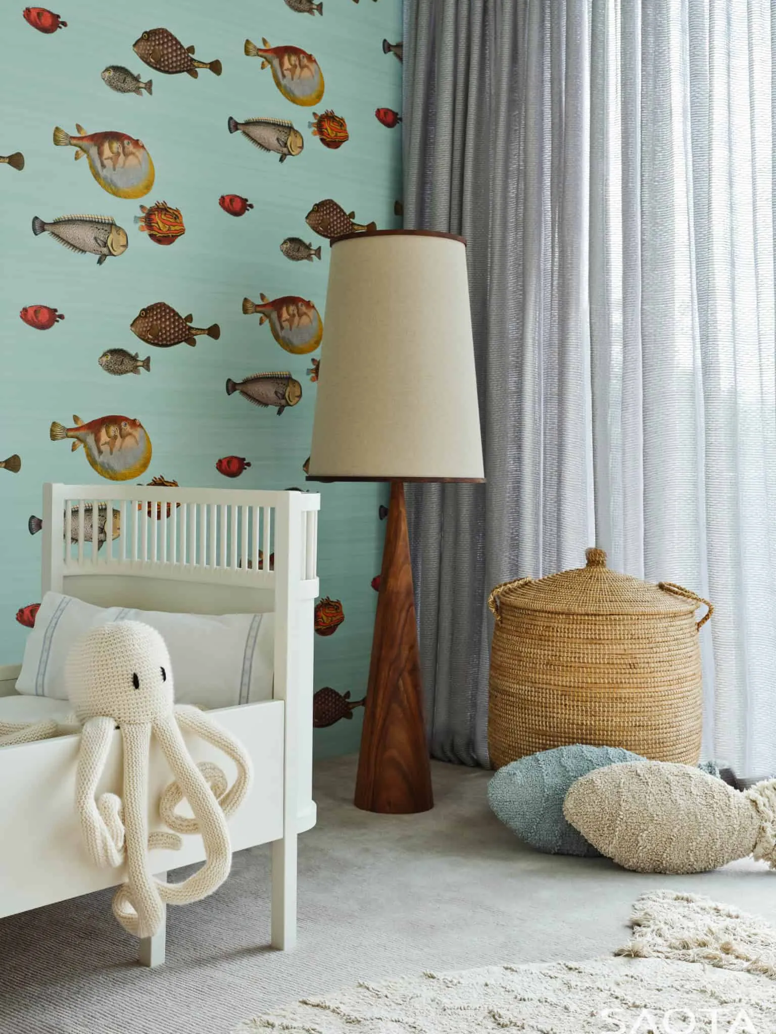 温馨的儿童房，配有鱼形壁纸和可爱的章鱼玩具