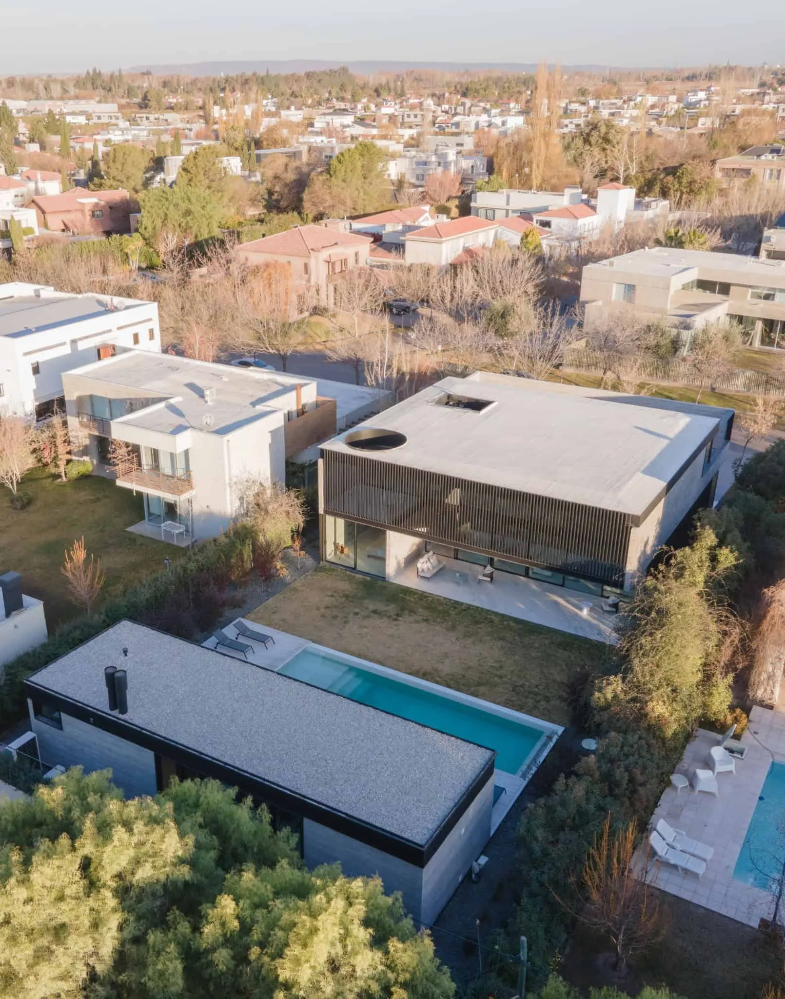 A4estudio设计的Kasa EE：后院泳池与现代住宅