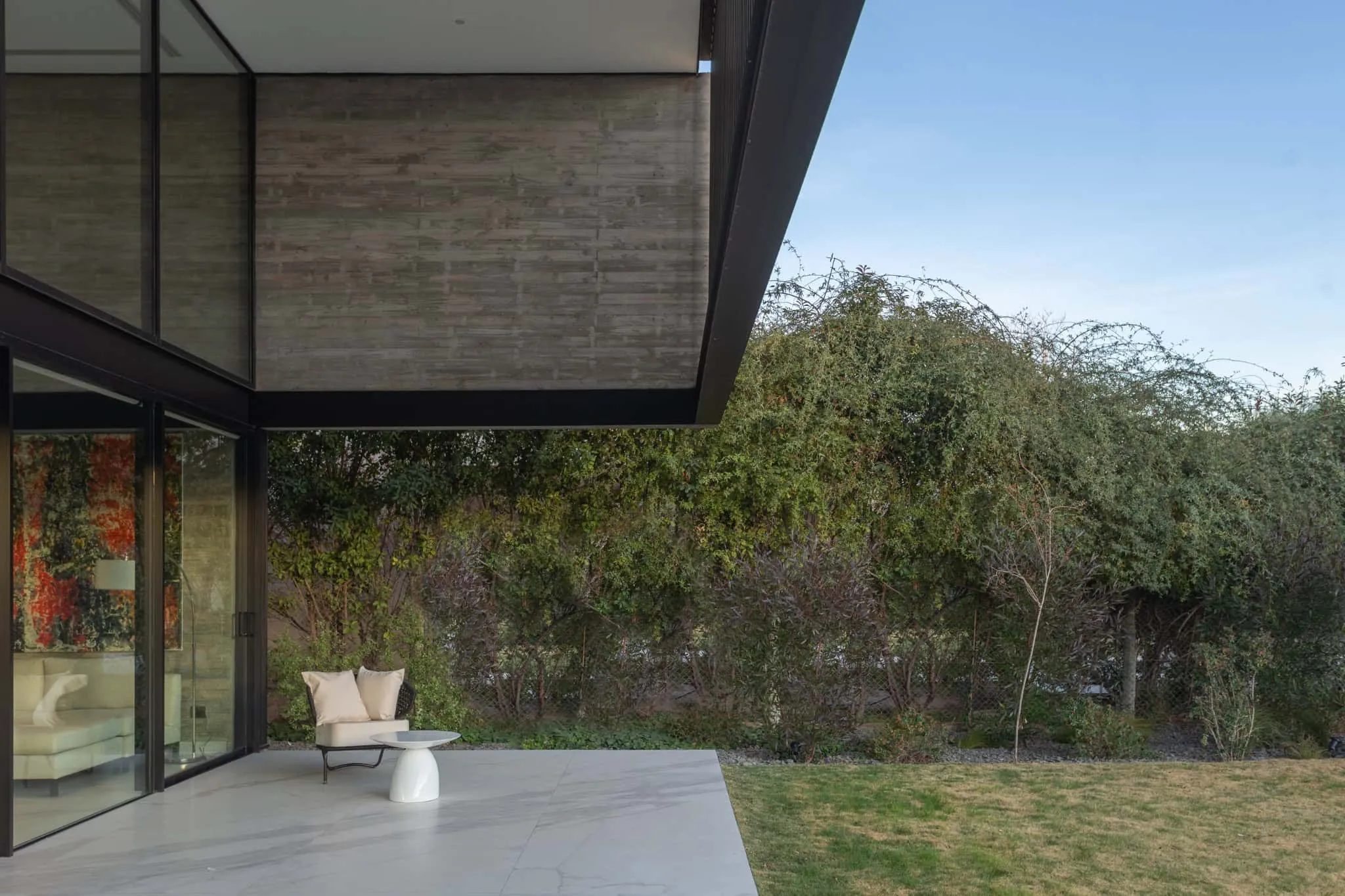 A4estudio设计的Kasa EE：混凝土墙露台角落细节