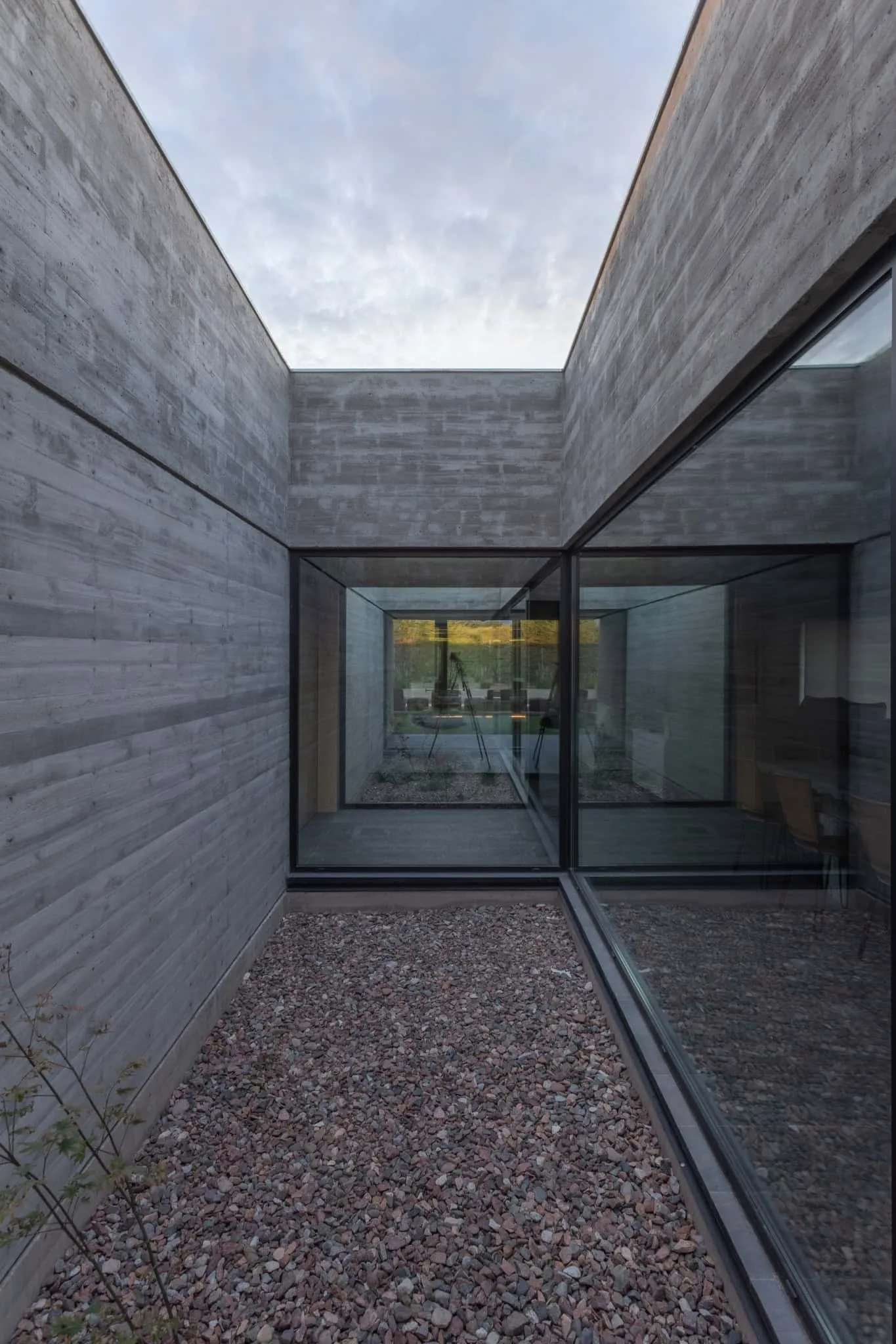 A4estudio设计的Casa Anabela内部玻璃庭院体积。