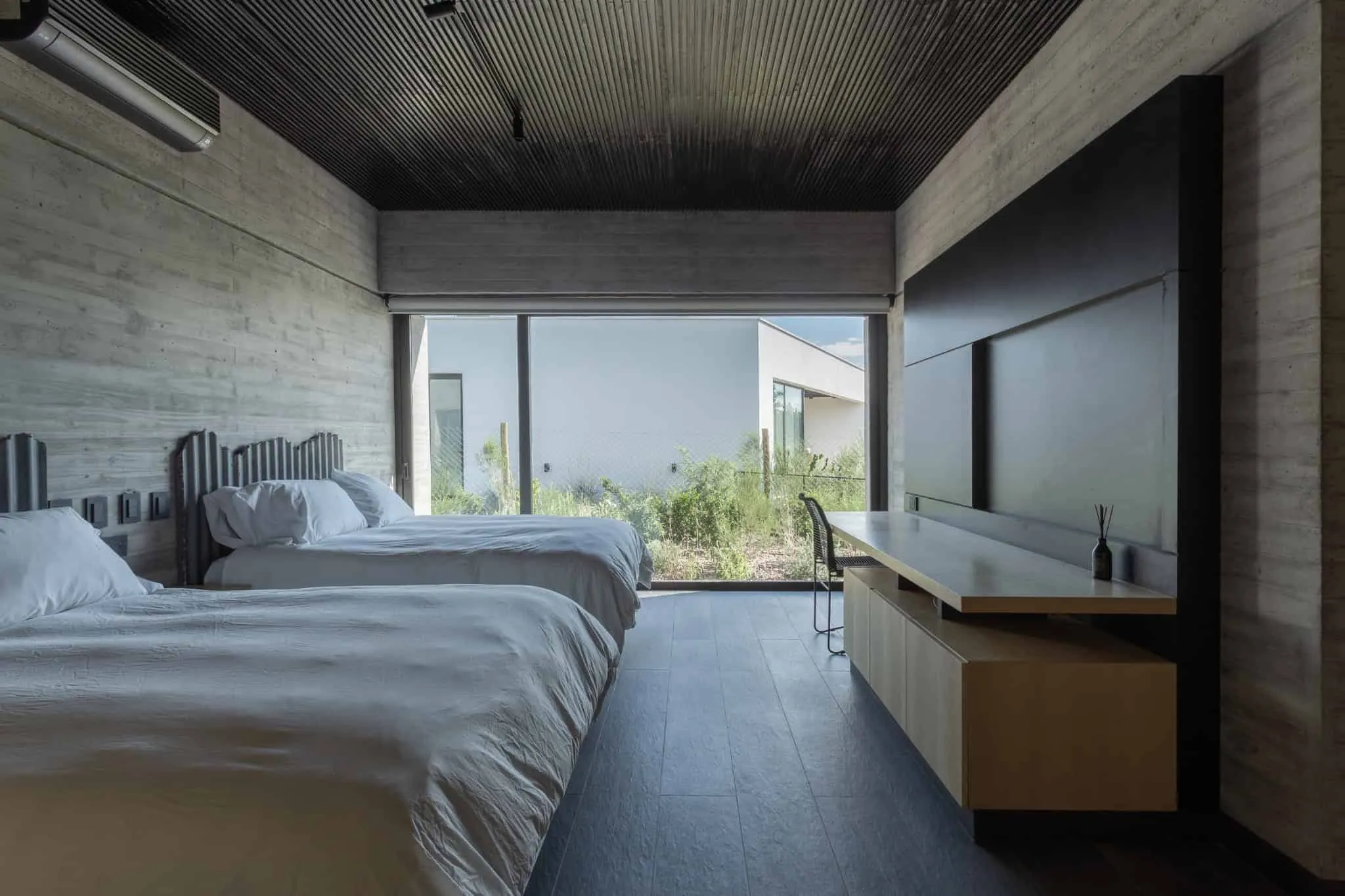 A4estudio设计的Casa Anabela双床卧室与内置书桌。